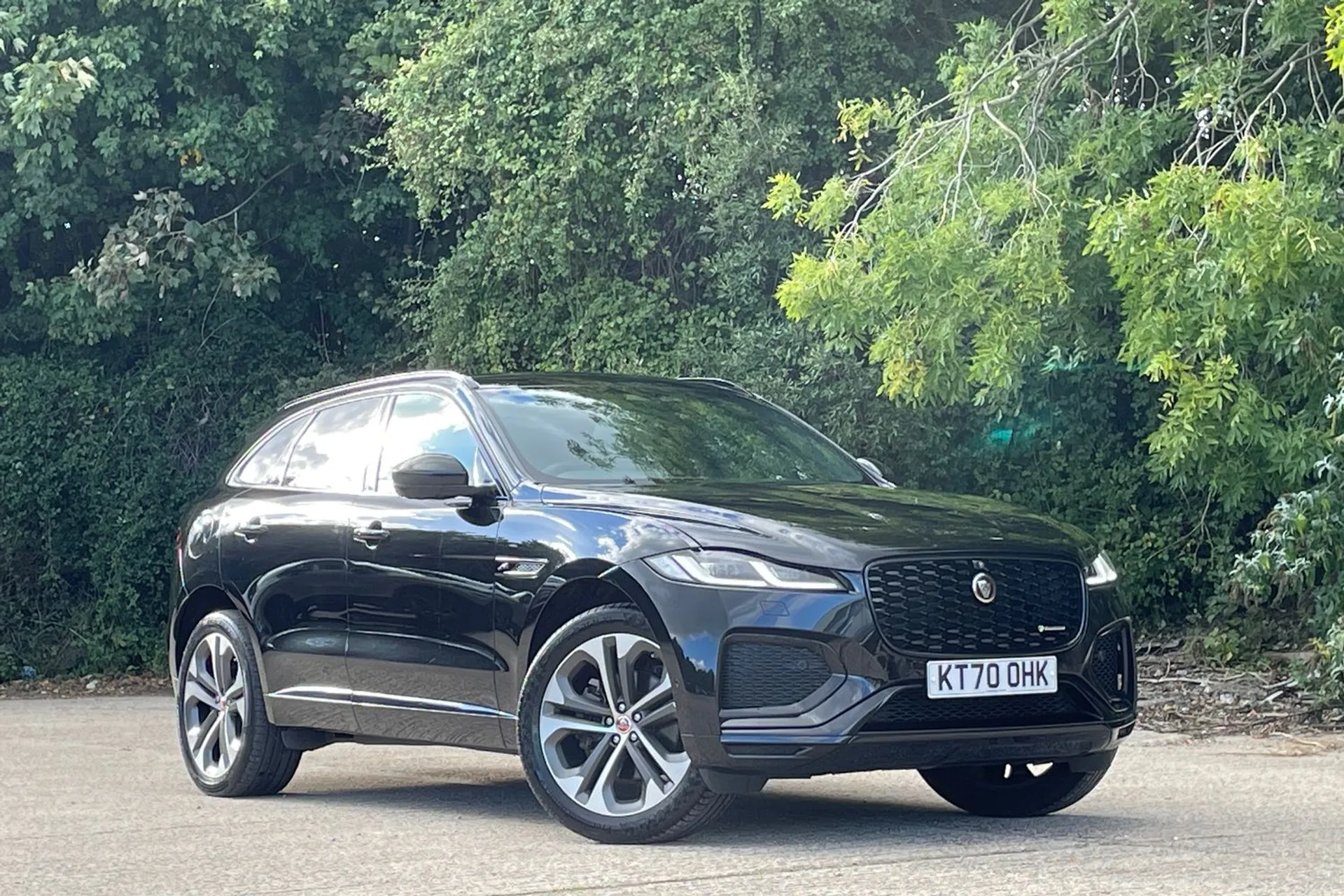 Jaguar F-PACE focused image