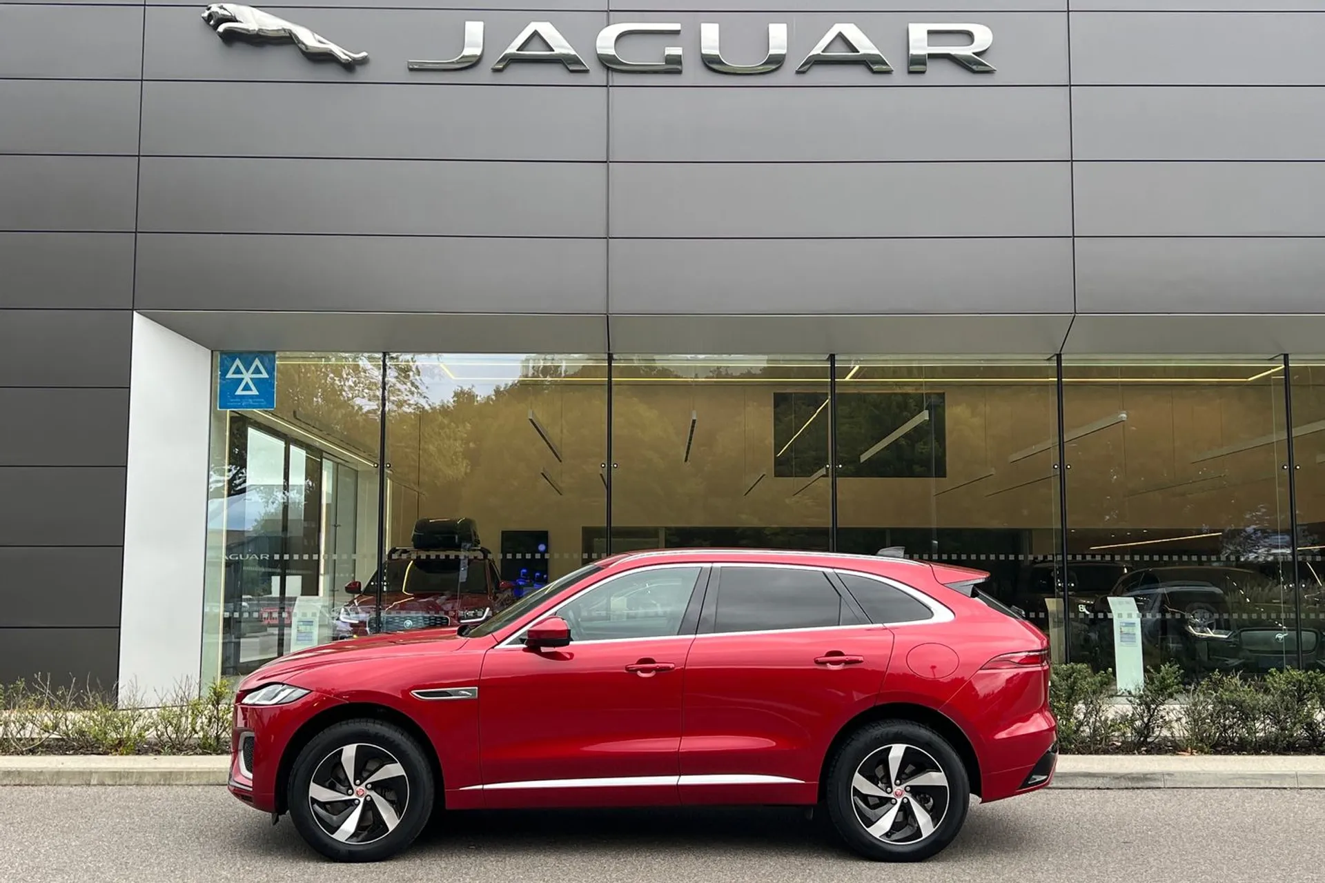 Jaguar F-PACE thumbnail image number 6