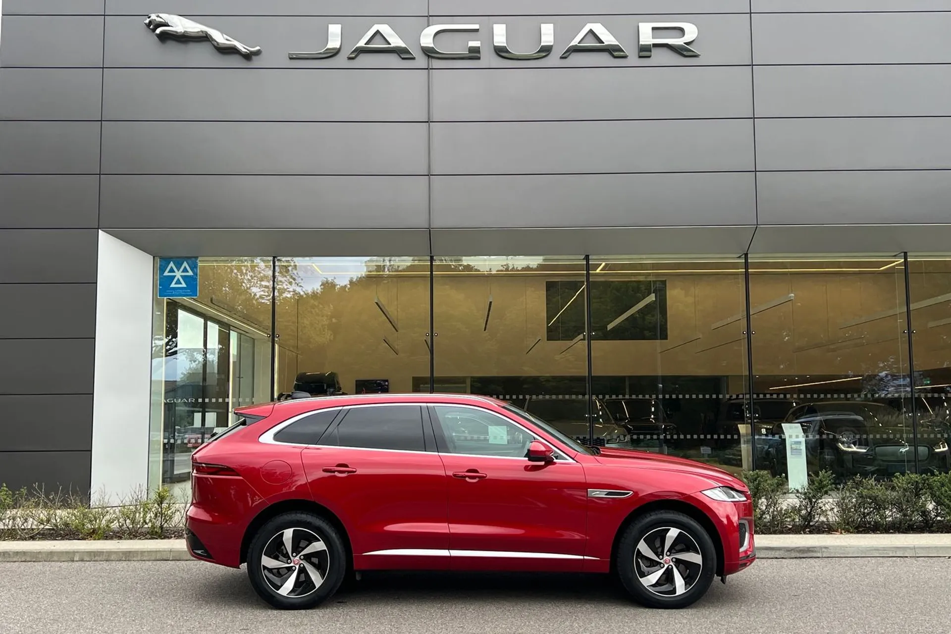 Jaguar F-PACE thumbnail image number 2