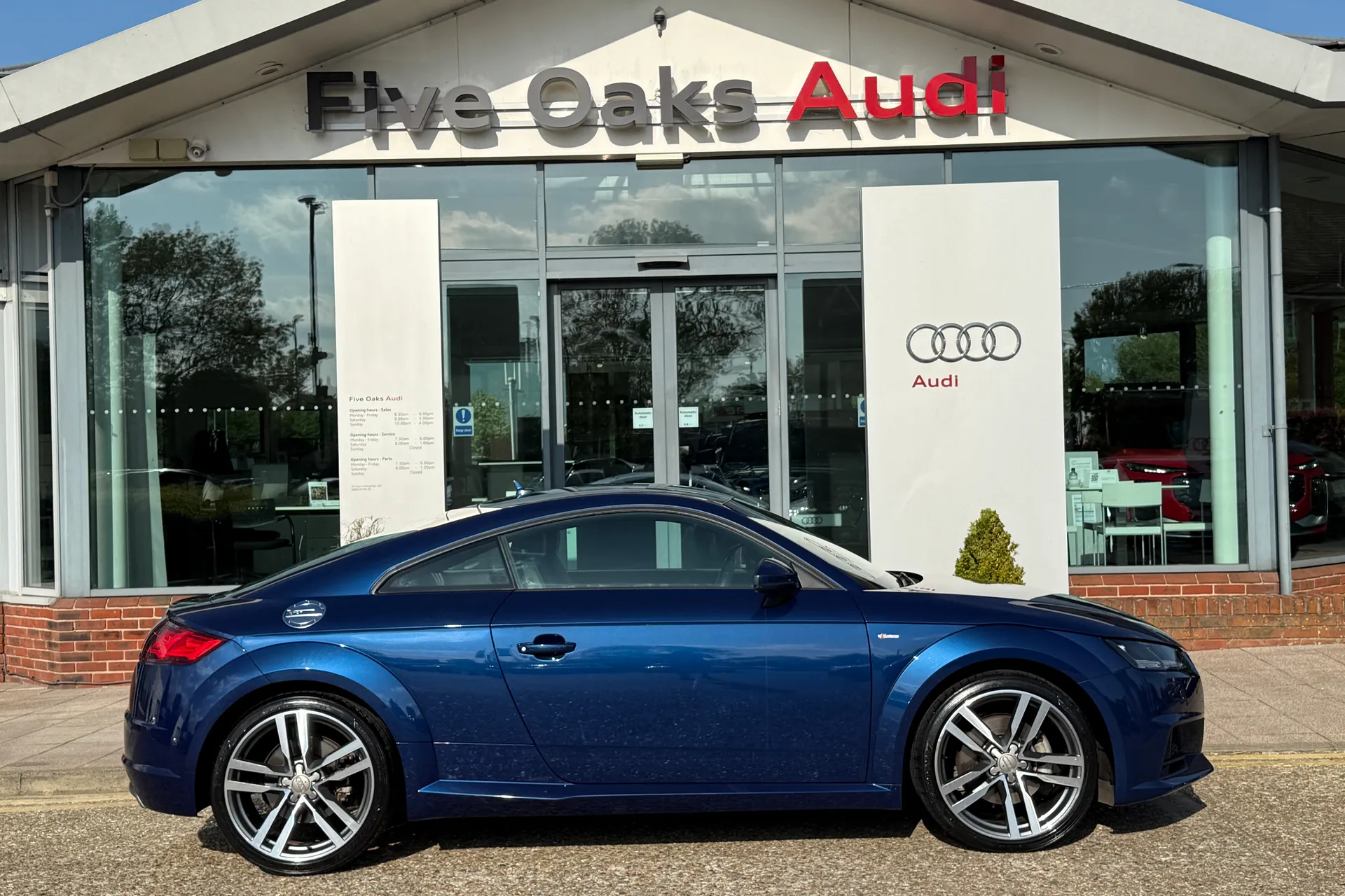 Audi TT thumbnail image number 2