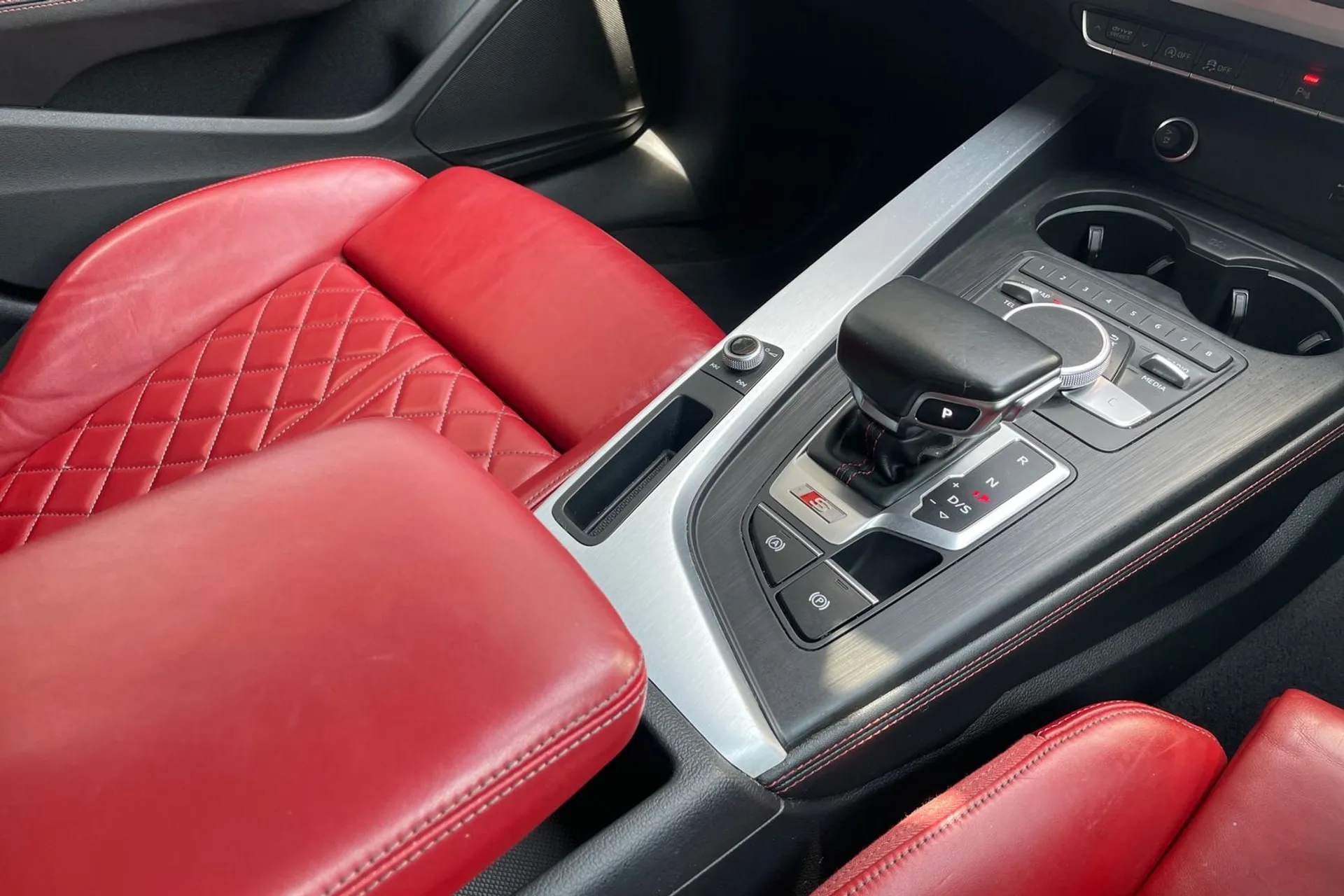 Audi A4 thumbnail image number 40