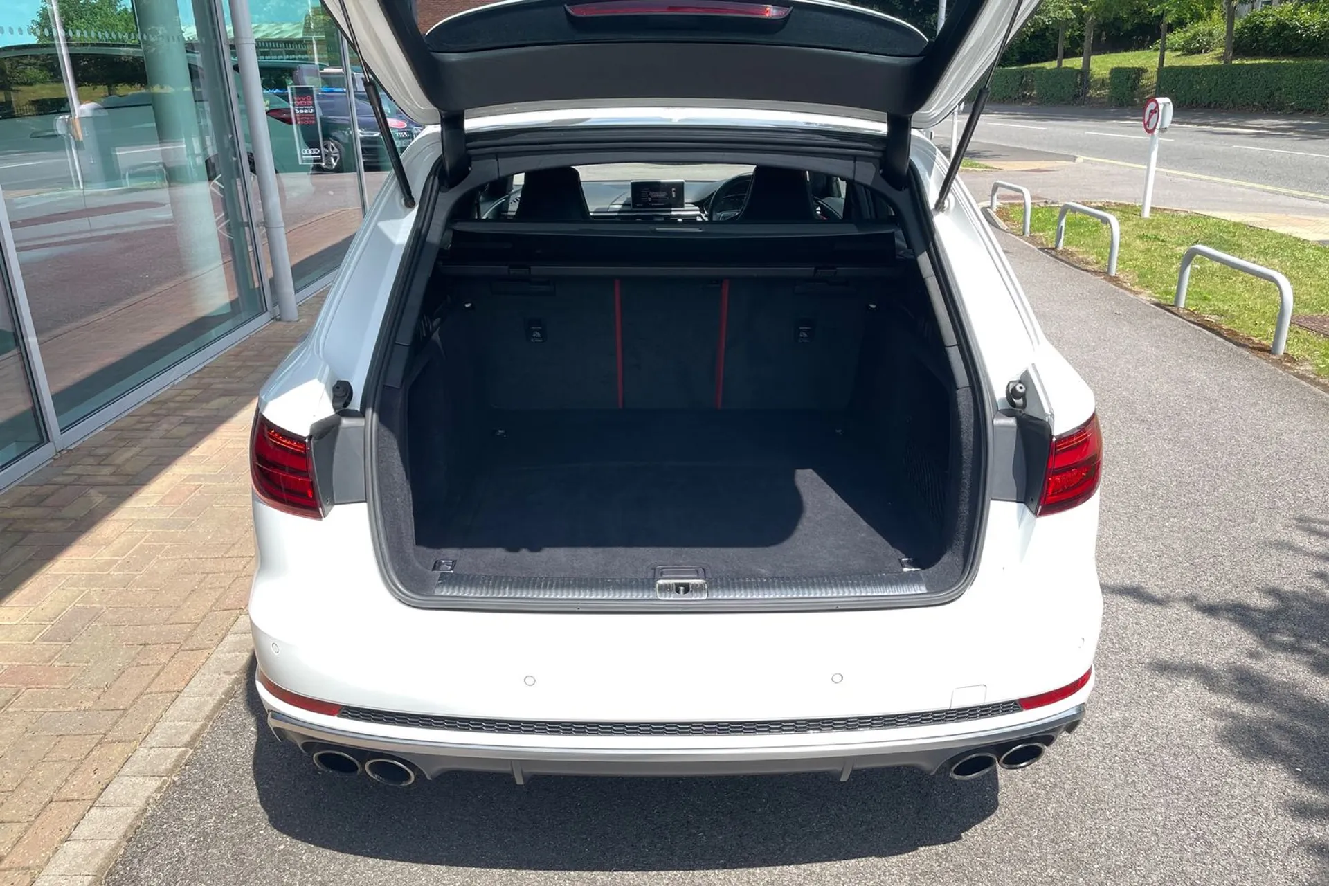 Audi A4 thumbnail image number 18