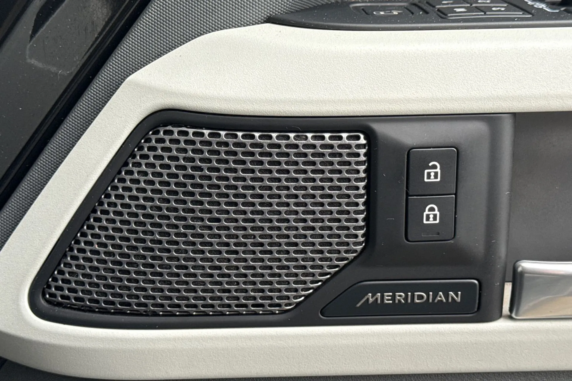 LAND ROVER Defender 110 thumbnail image number 50