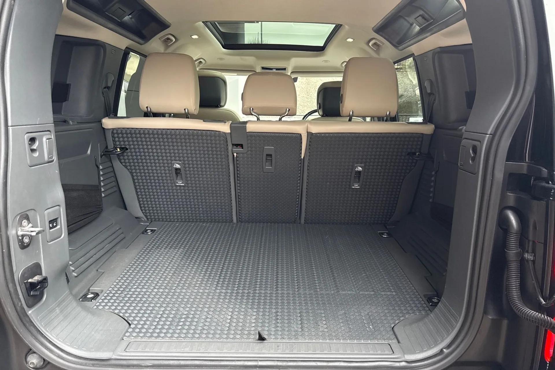 LAND ROVER Defender 110 thumbnail image number 32