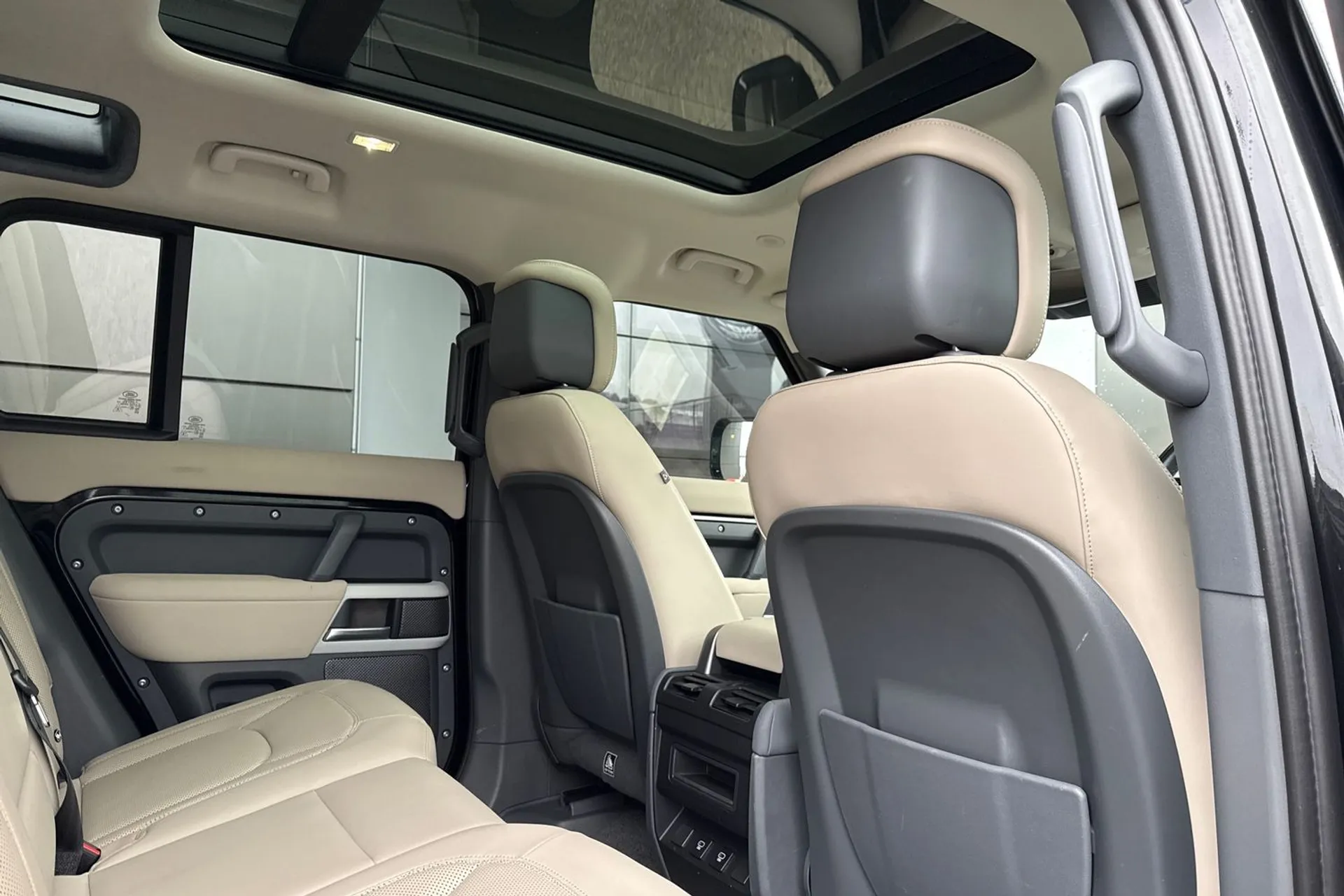 LAND ROVER Defender 110 thumbnail image number 35