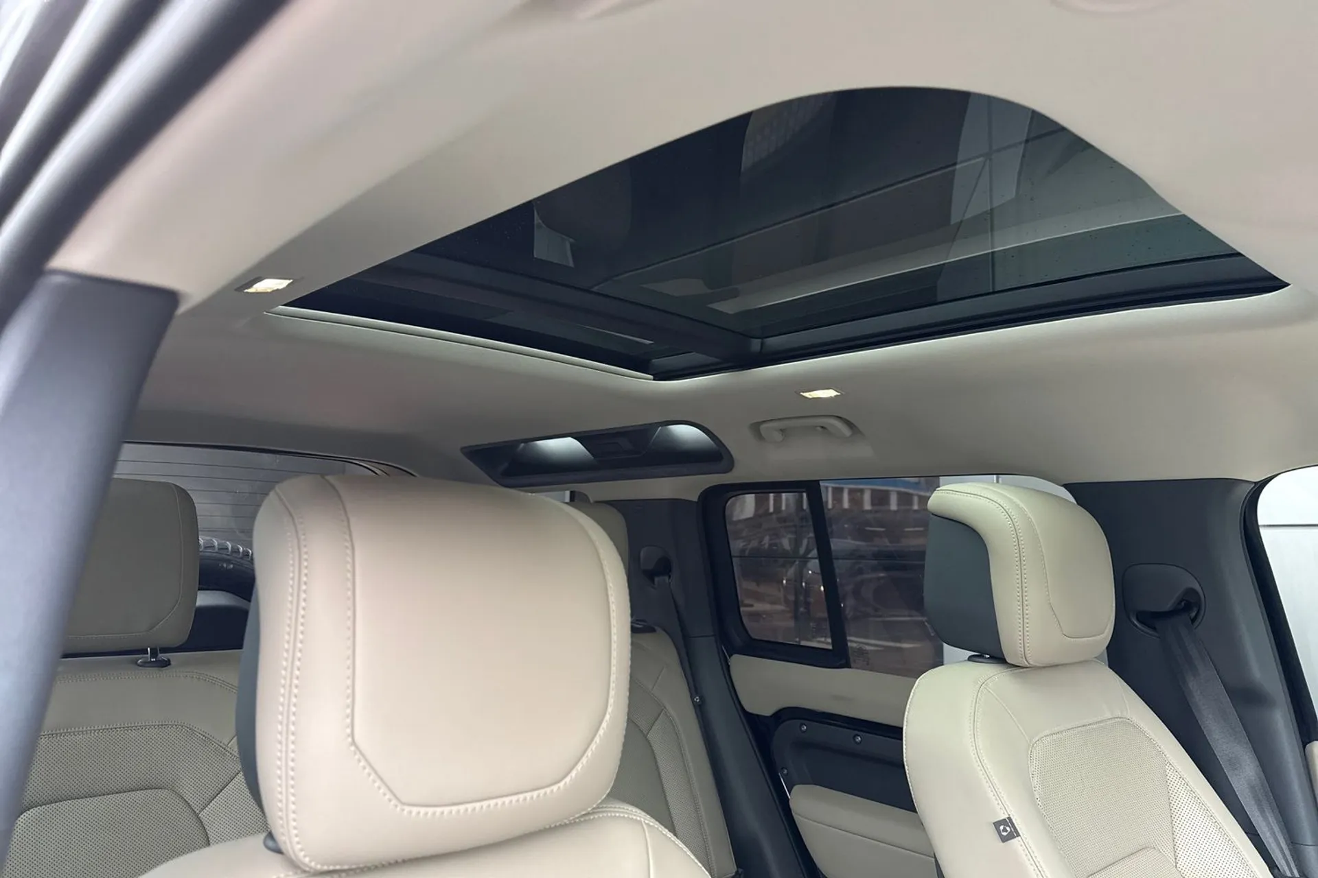 LAND ROVER Defender 110 thumbnail image number 10