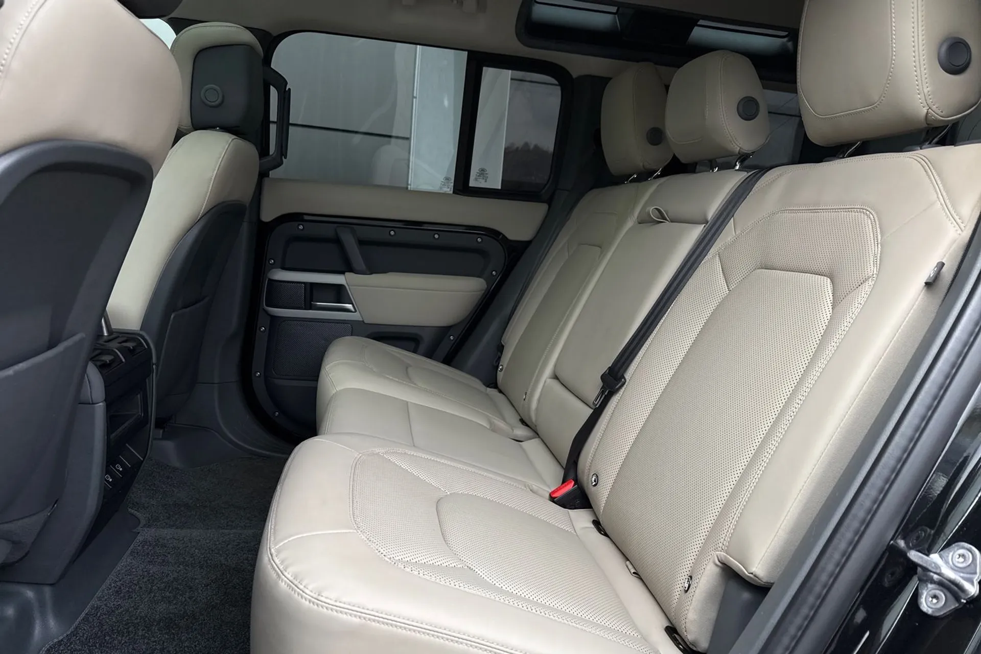 LAND ROVER Defender 110 thumbnail image number 39