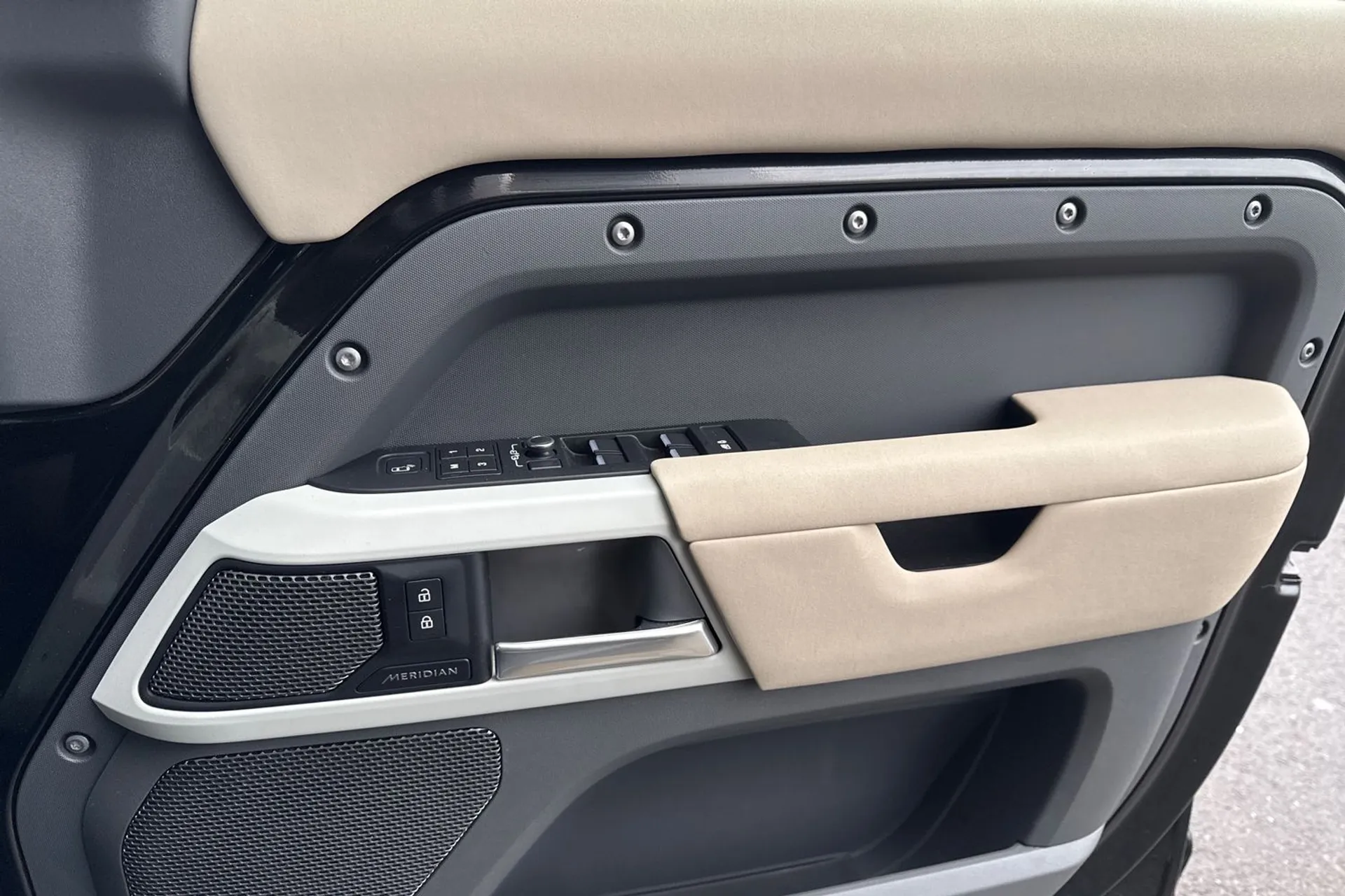 LAND ROVER Defender 110 thumbnail image number 49