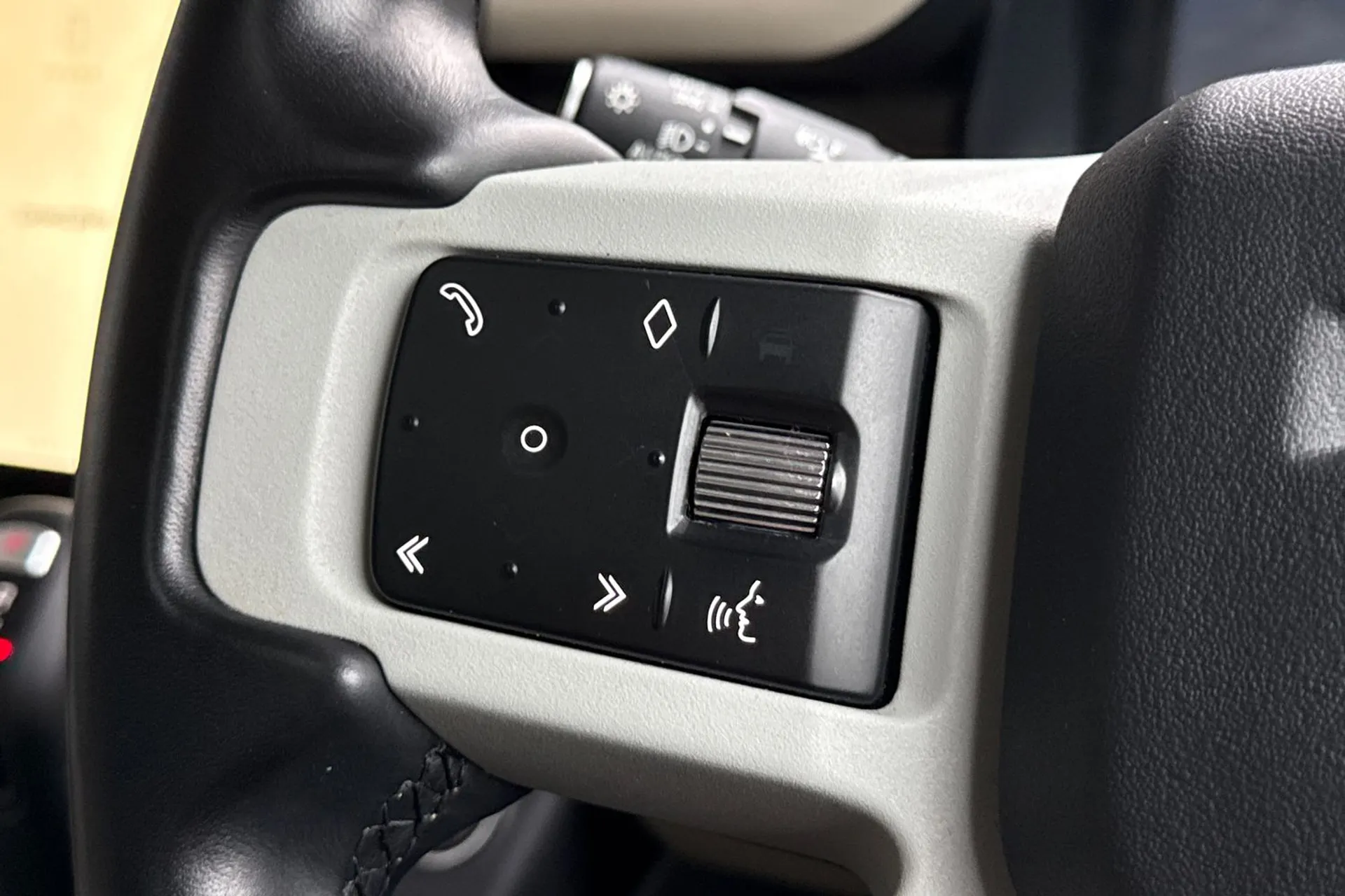 LAND ROVER Defender 110 thumbnail image number 46