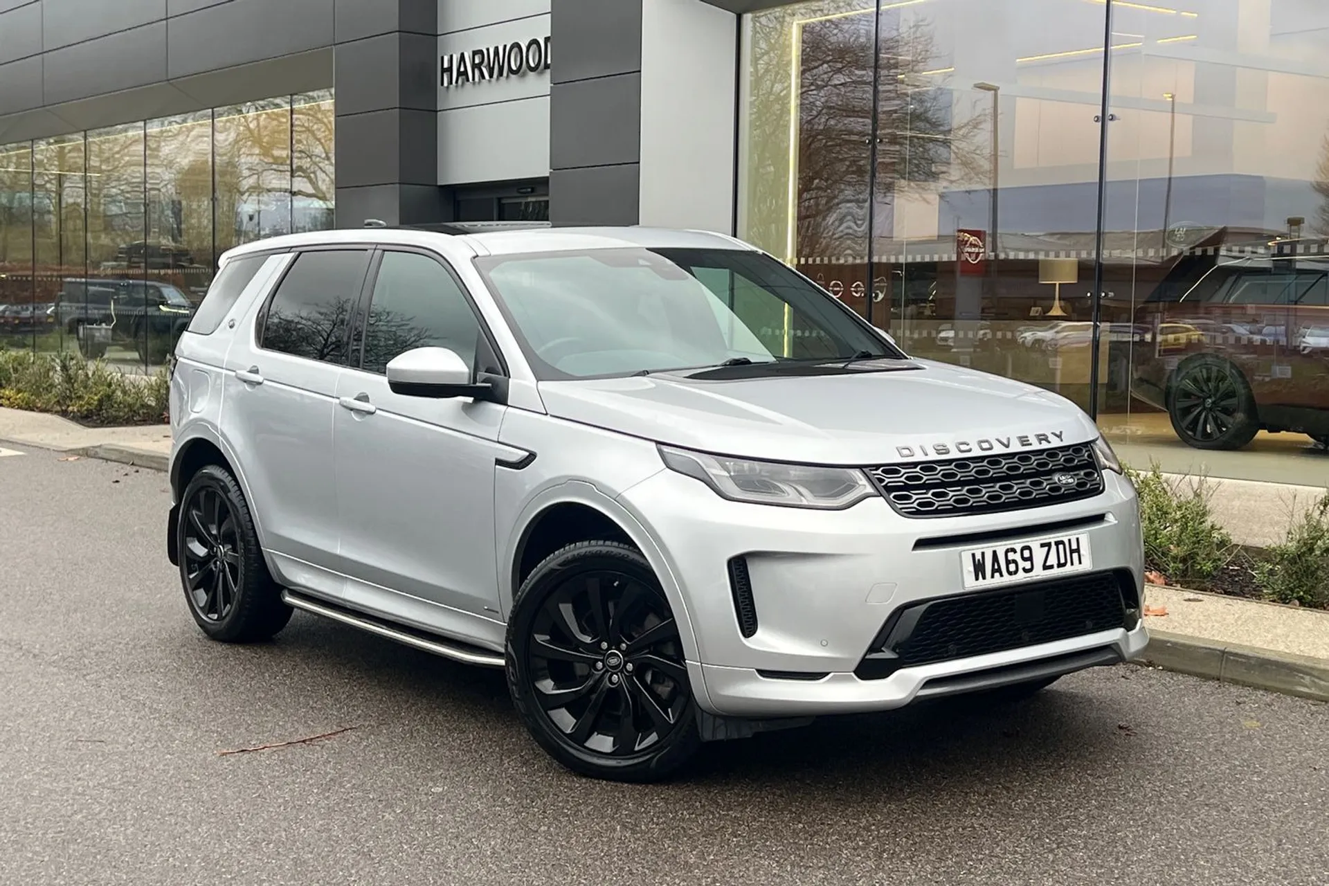 LAND ROVER DISCOVERY SPORT focused image