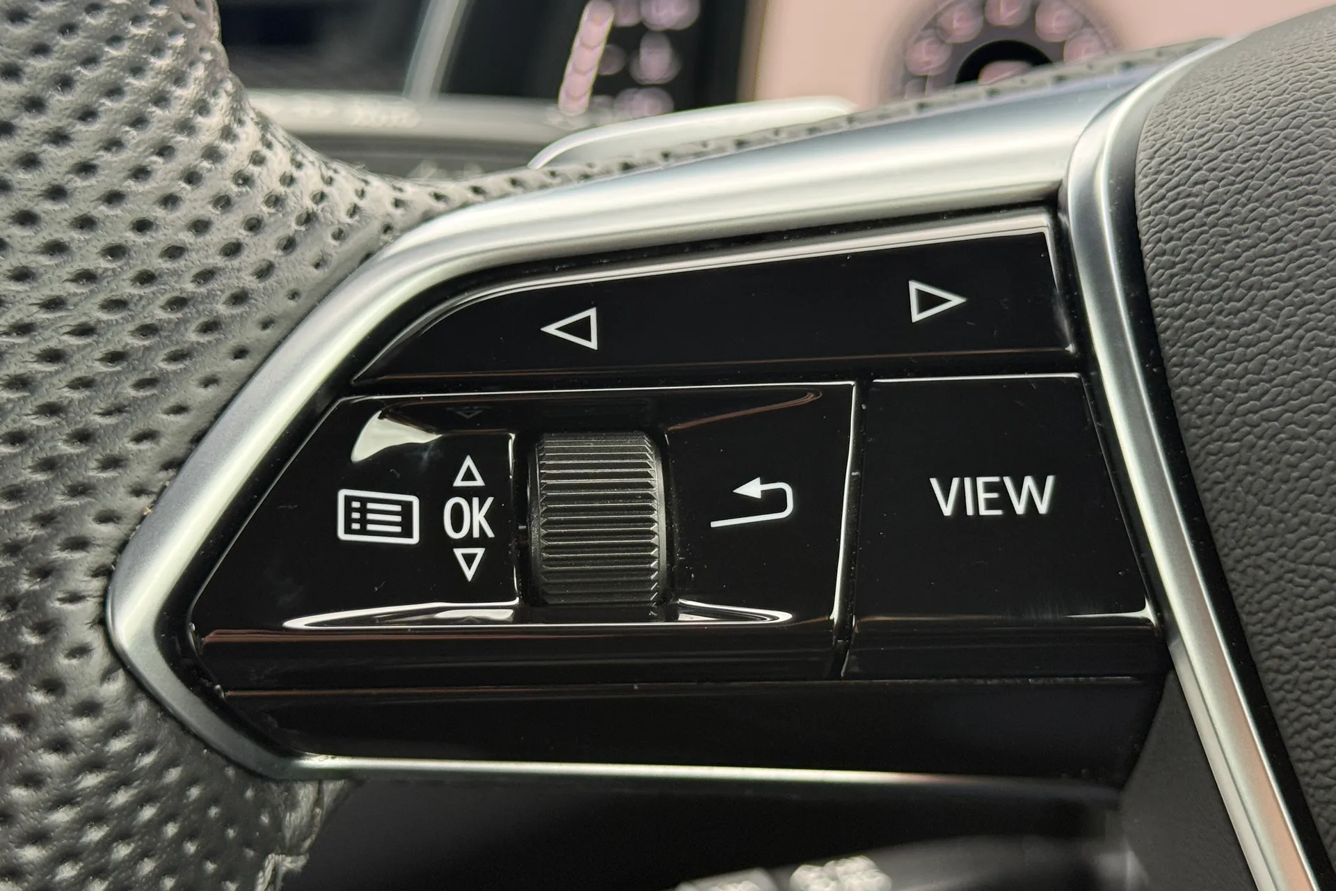 Audi A6 Saloon thumbnail image number 24