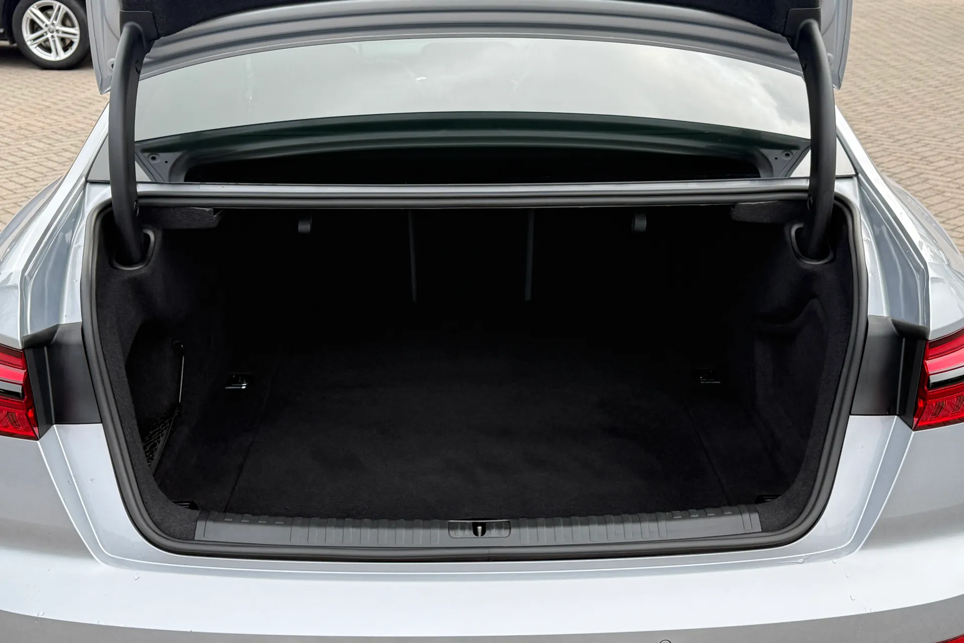 Audi A6 Saloon thumbnail image number 38