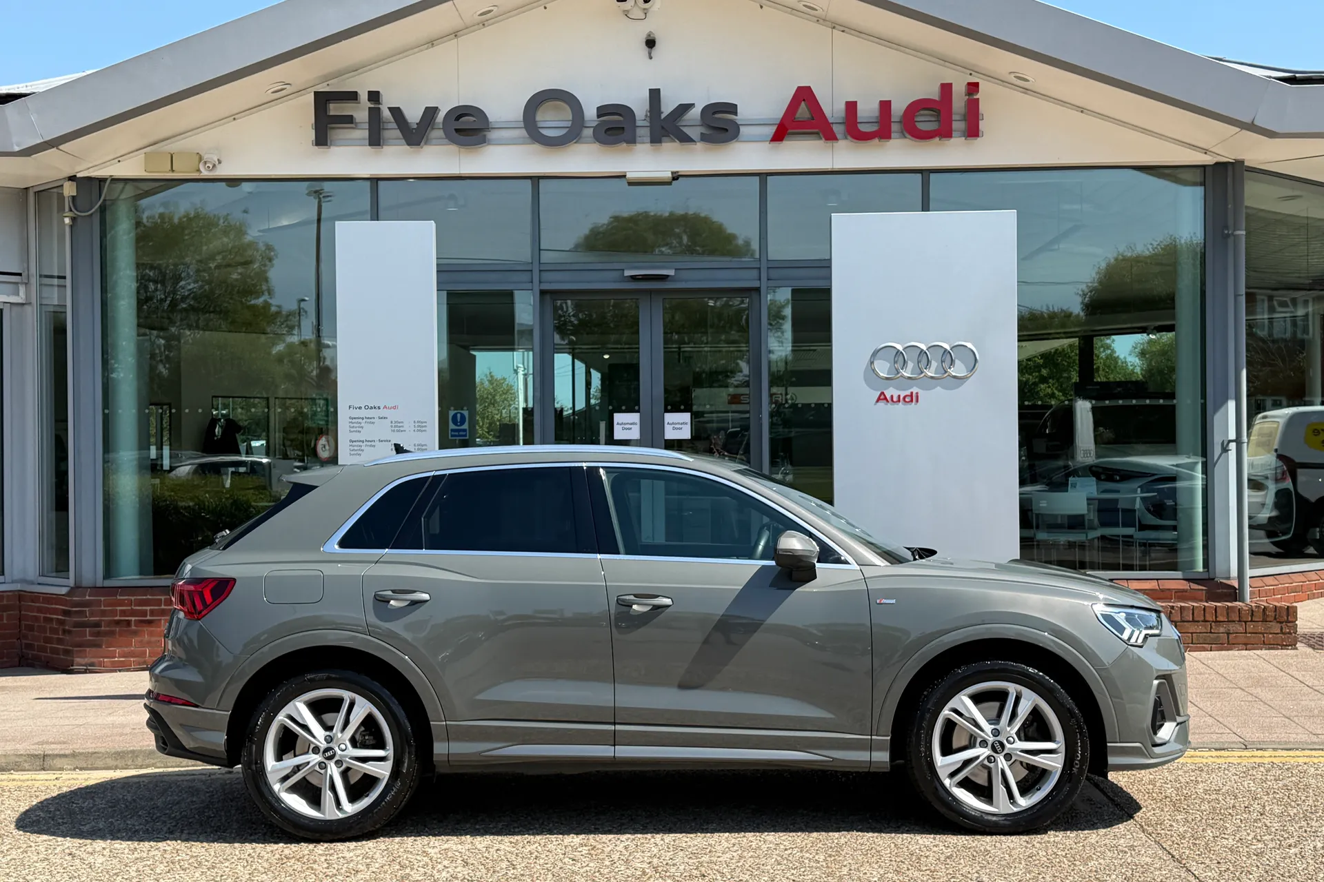 Audi Q3 thumbnail image number 2