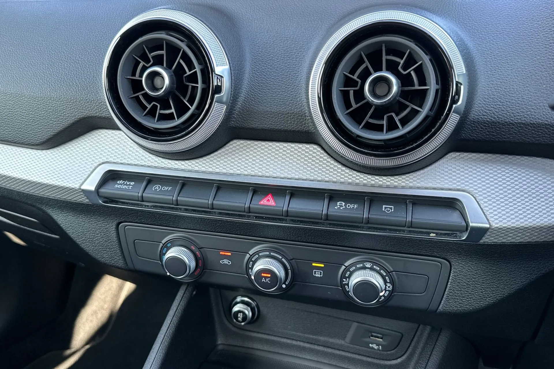 Audi Q2 thumbnail image number 11