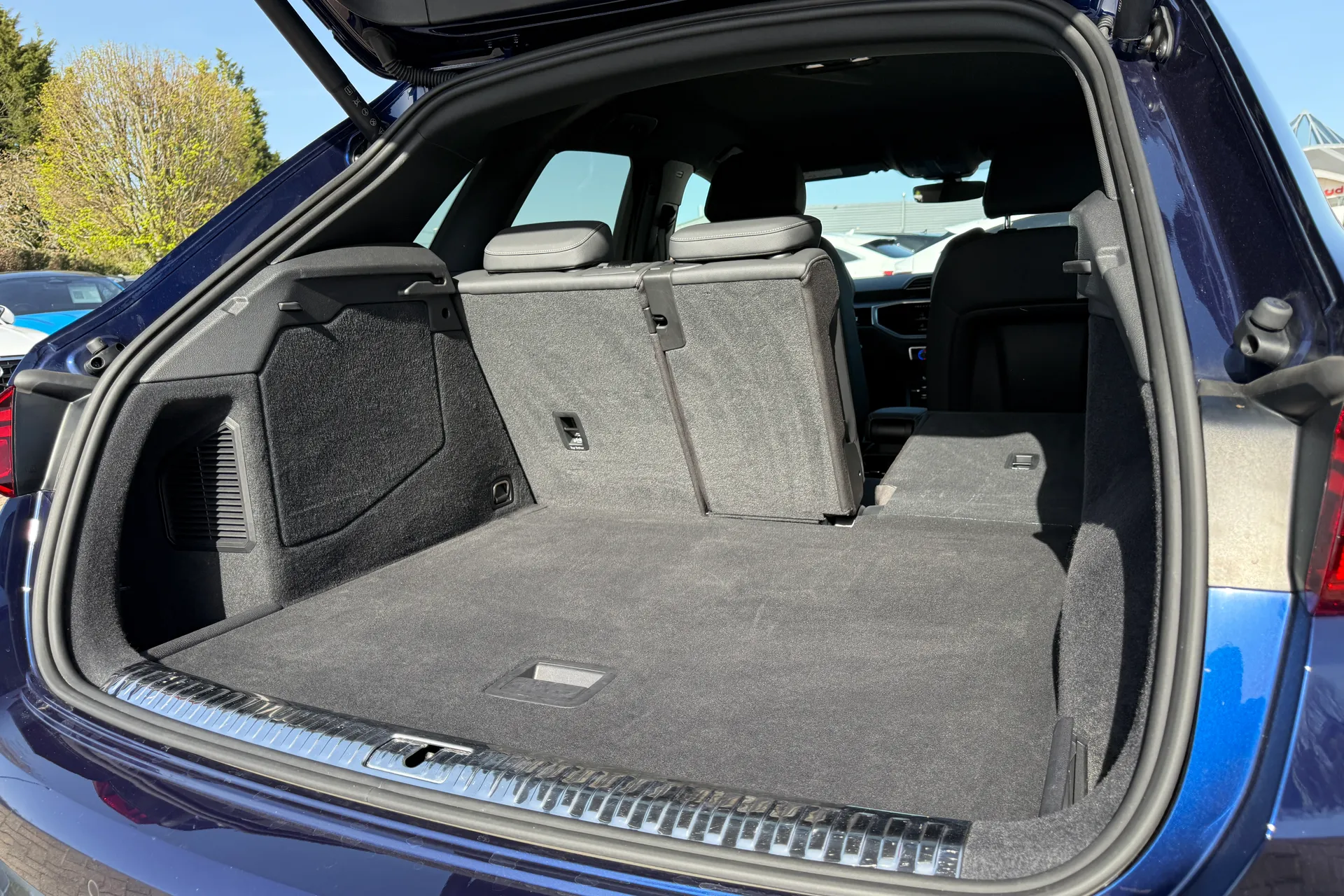 Audi Q3 thumbnail image number 32