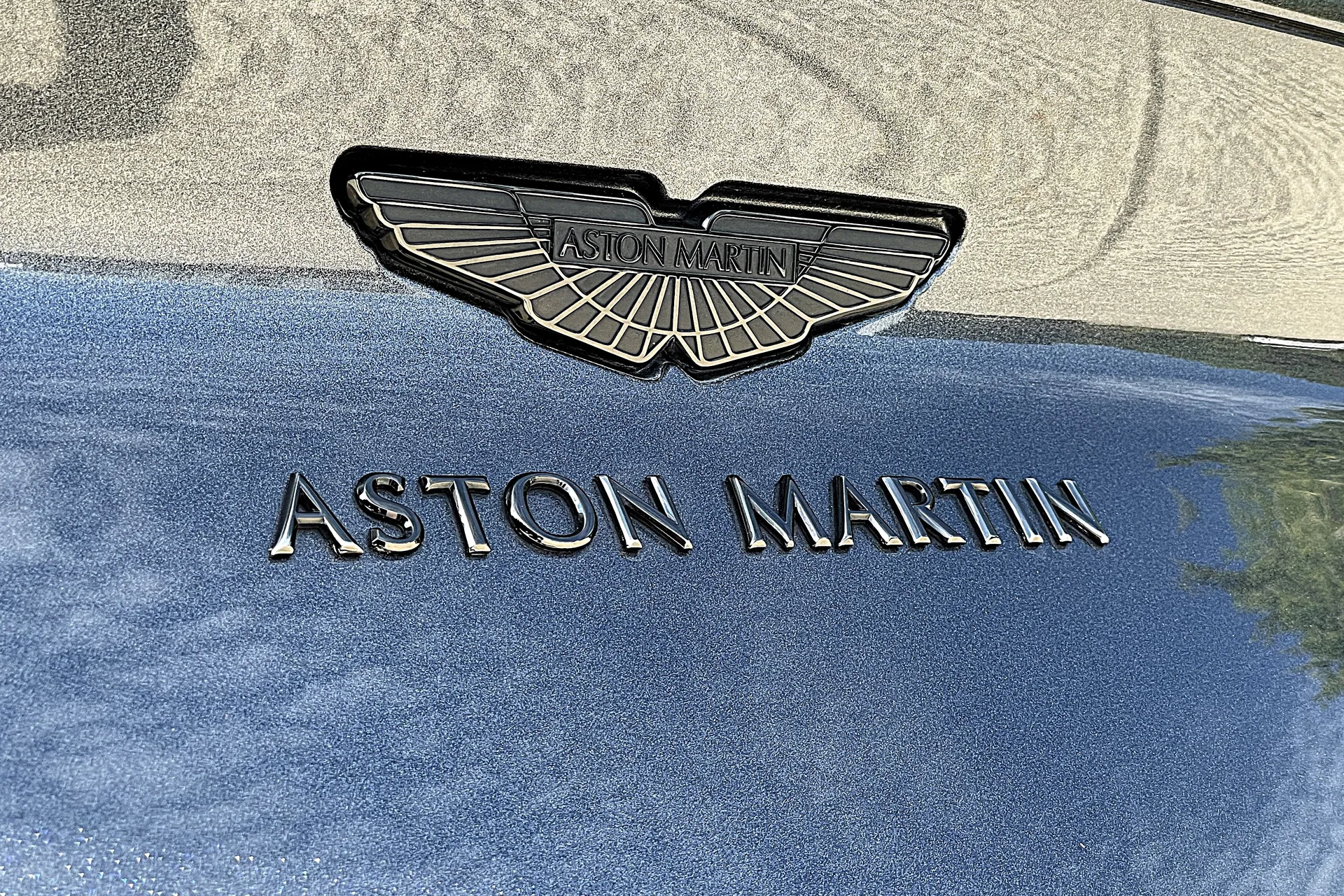 Aston Martin DB11 thumbnail image number 11