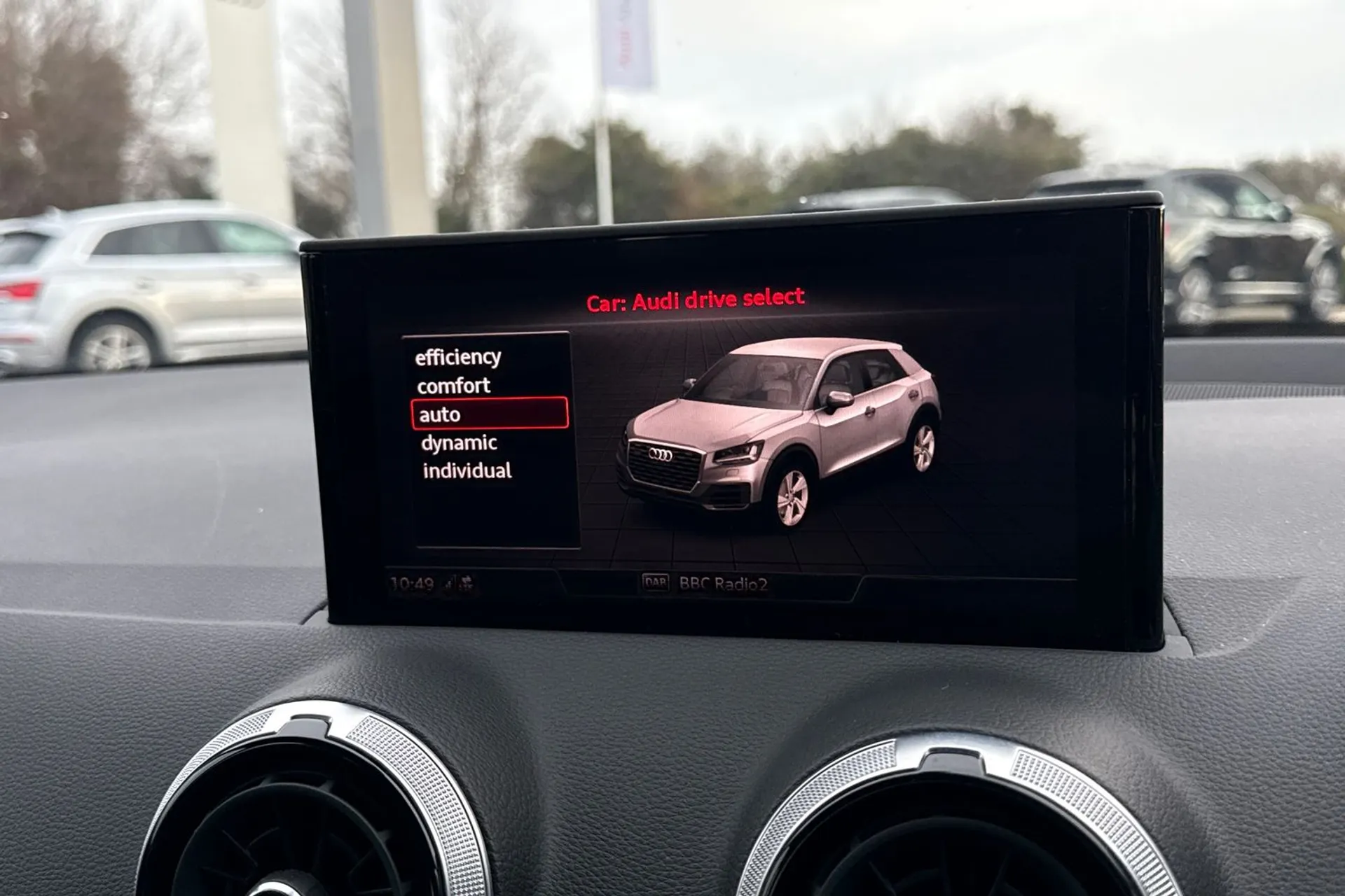 Audi Q2 thumbnail image number 24