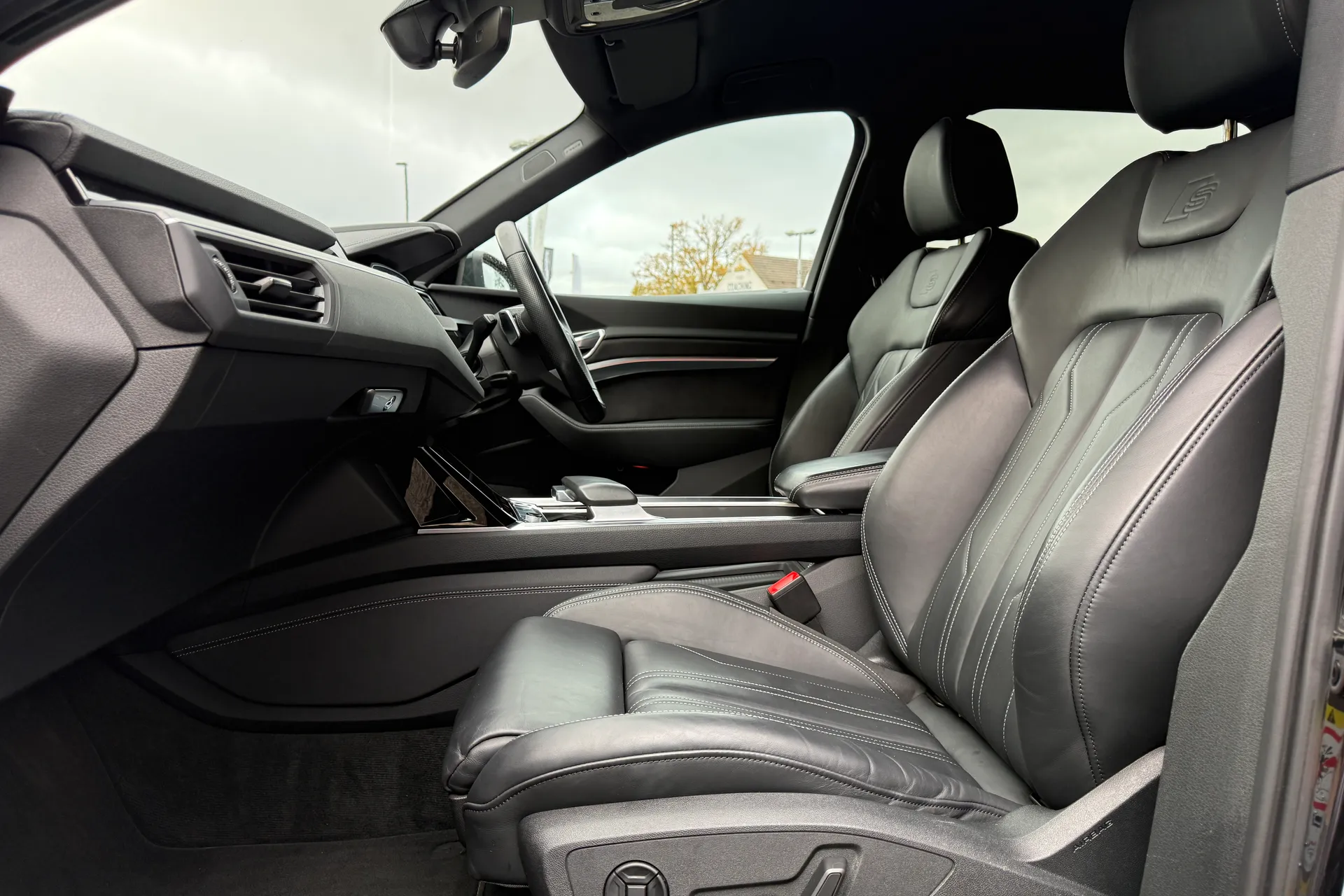 Audi e-tron thumbnail image number 59