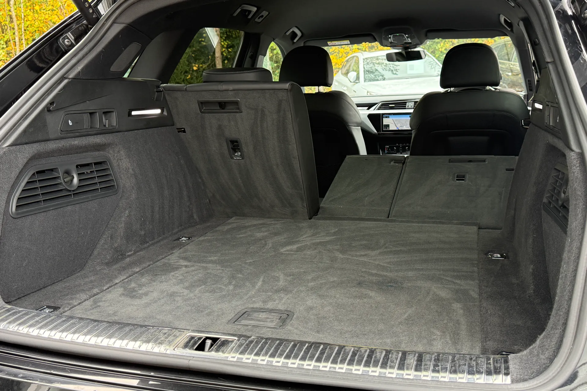 Audi e-tron thumbnail image number 31