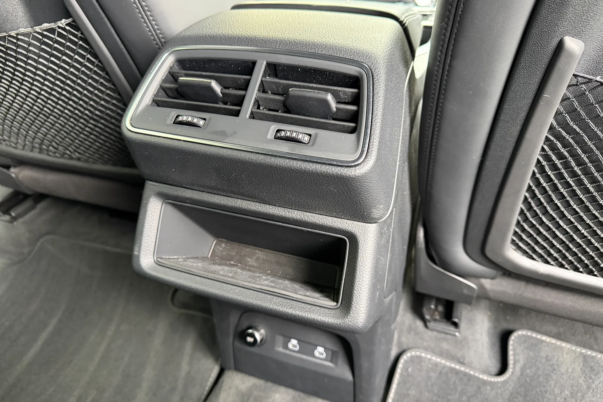 Audi e-tron thumbnail image number 38