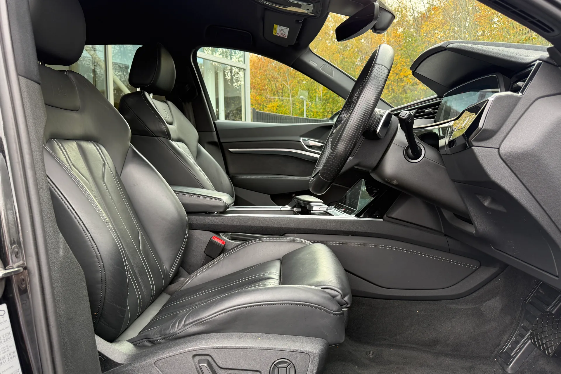 Audi e-tron thumbnail image number 32