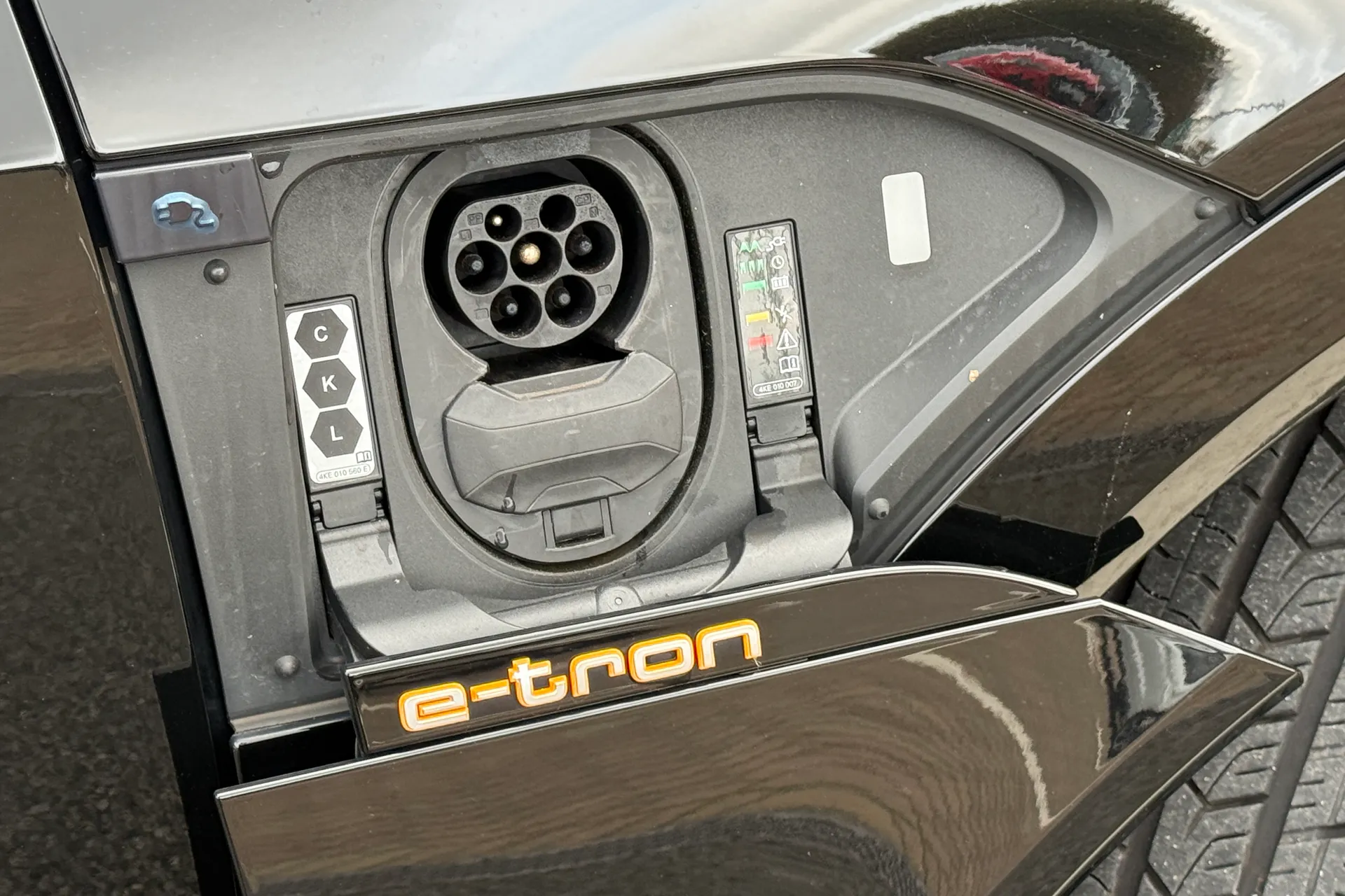 Audi e-tron thumbnail image number 9