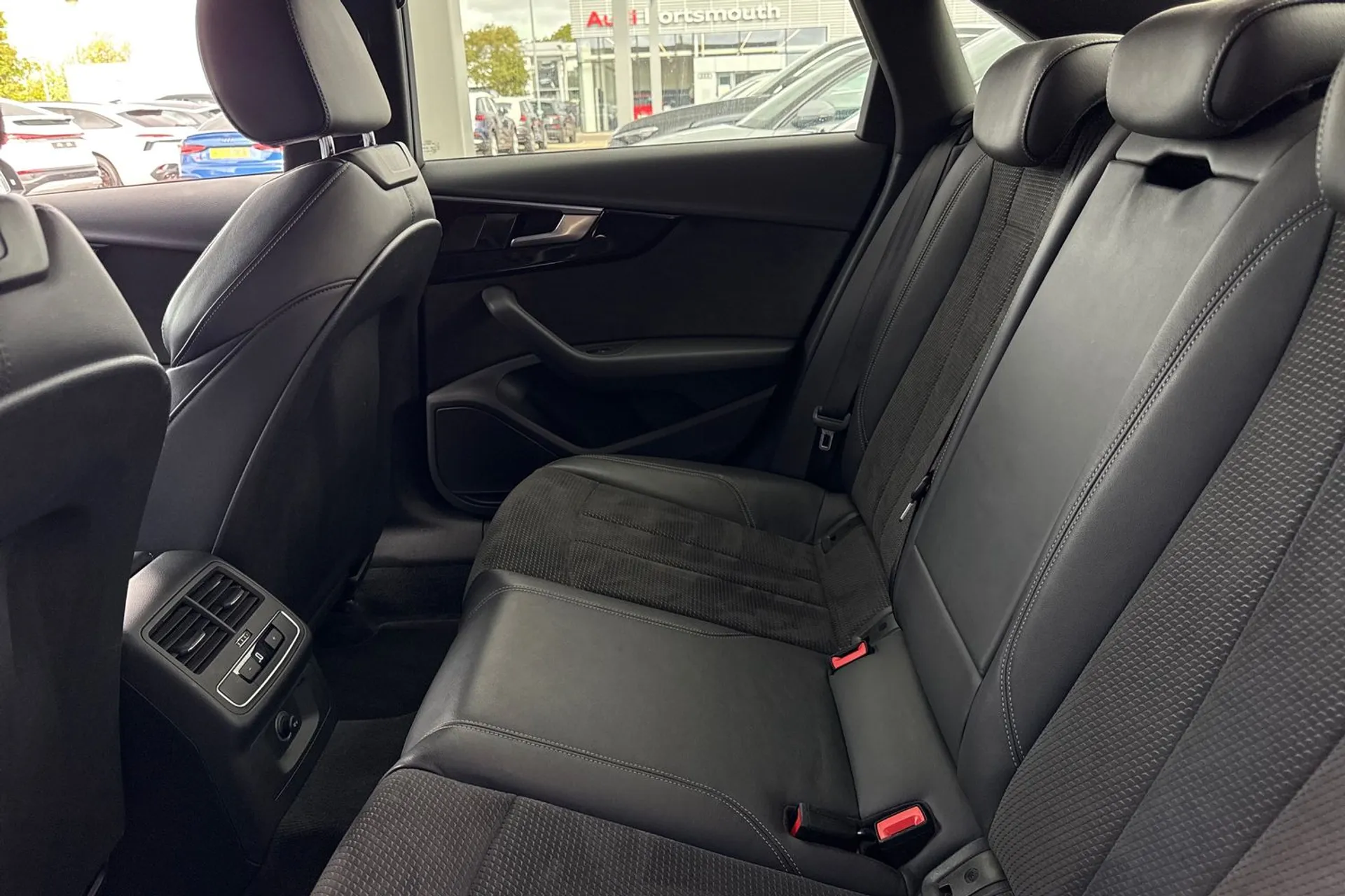 Audi A4 thumbnail image number 30