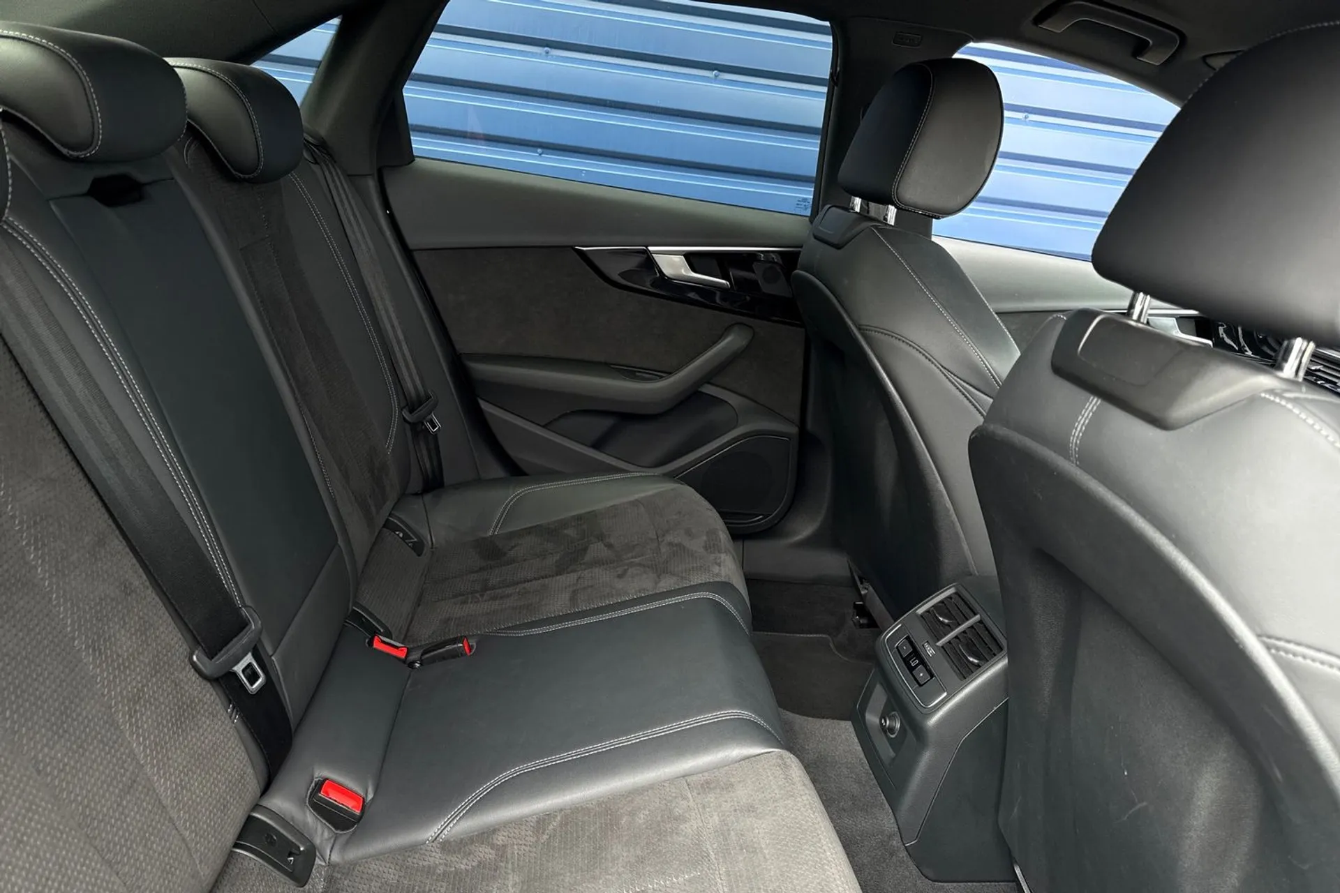 Audi A4 thumbnail image number 22