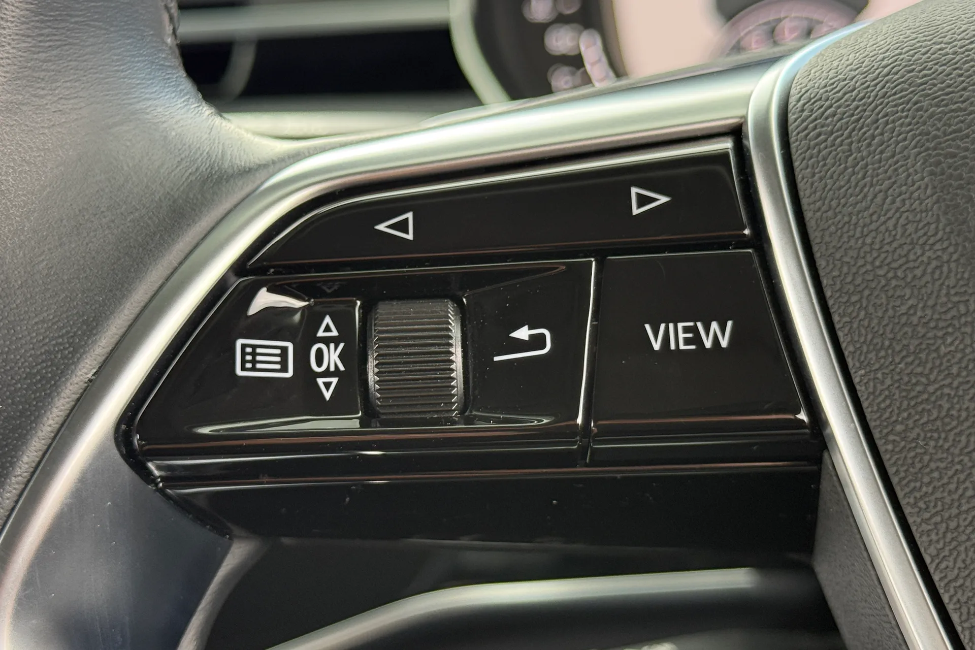Audi A8 thumbnail image number 28