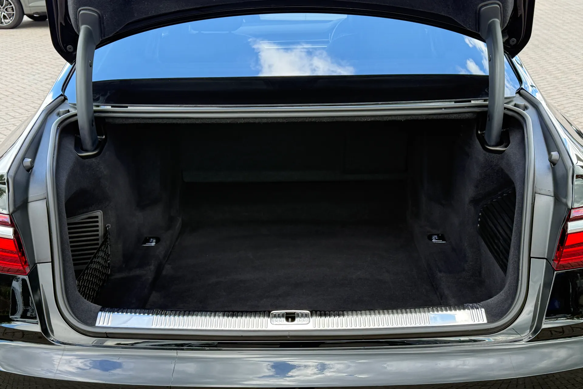Audi A8 thumbnail image number 45