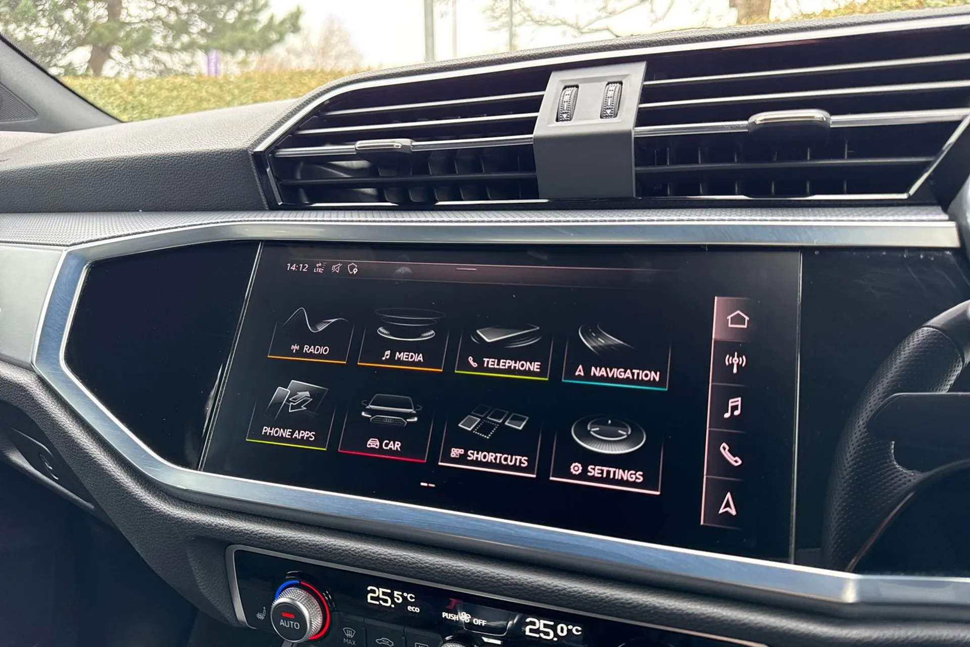 Audi Q3 thumbnail image number 19