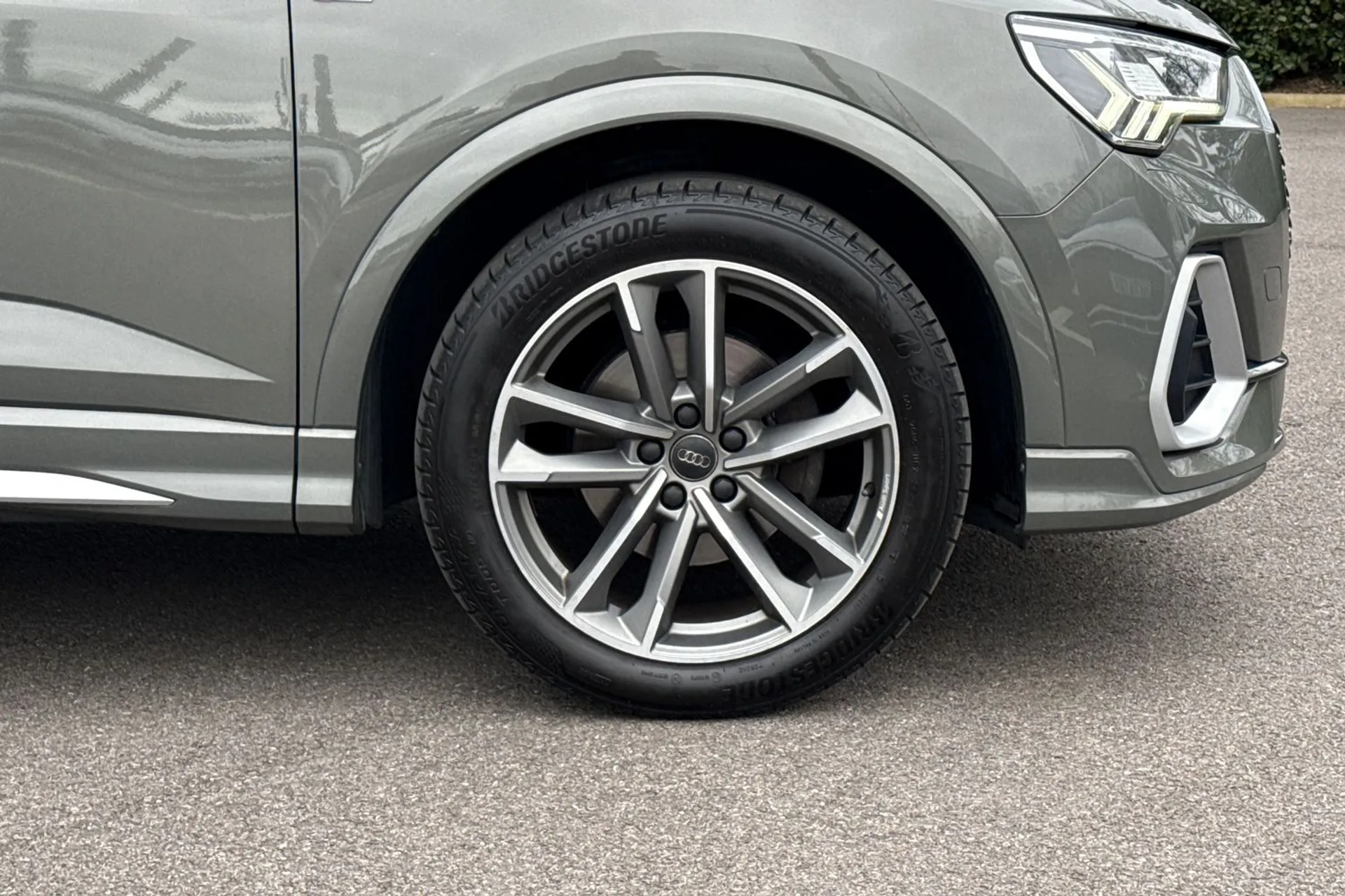 Audi Q3 thumbnail image number 23