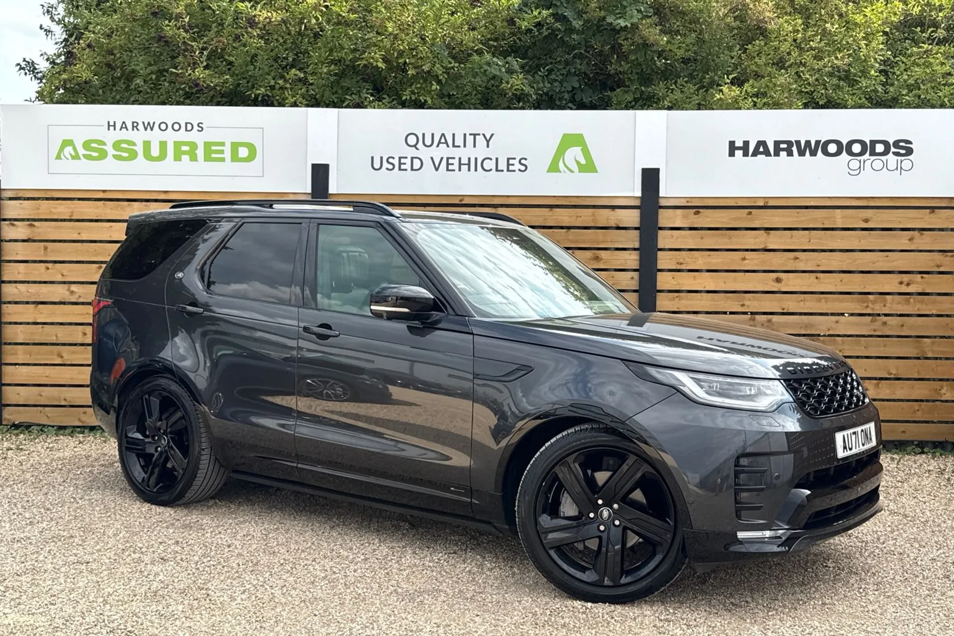 LAND ROVER DISCOVERY focused image