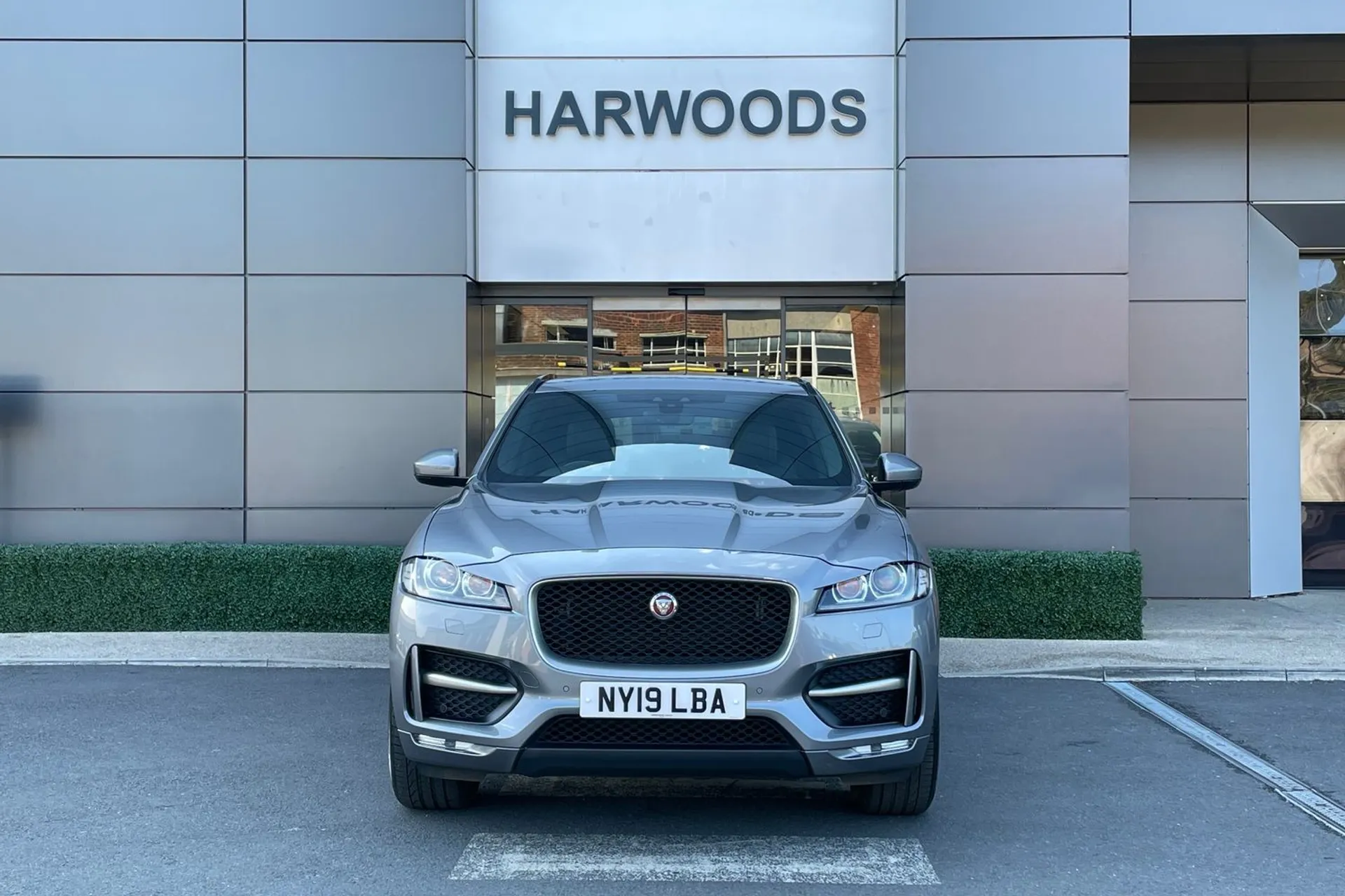 Jaguar F-PACE thumbnail image number 13
