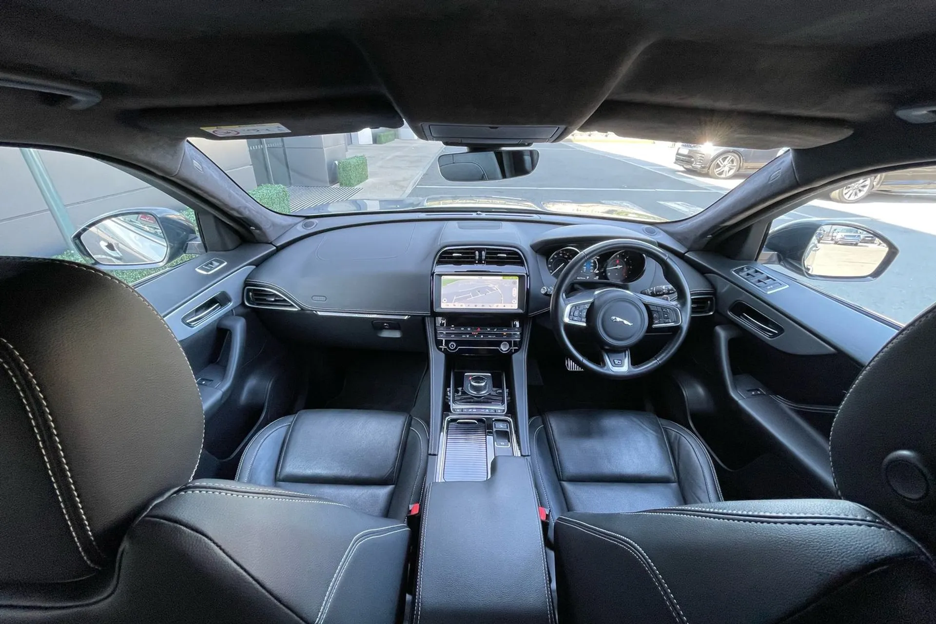 Jaguar F-PACE thumbnail image number 3