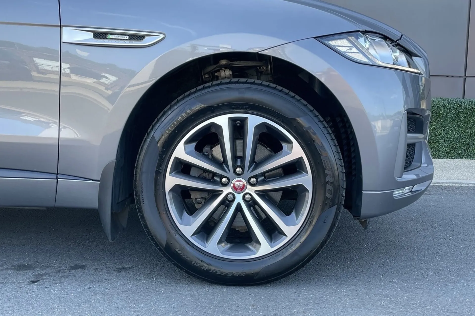 Jaguar F-PACE thumbnail image number 14