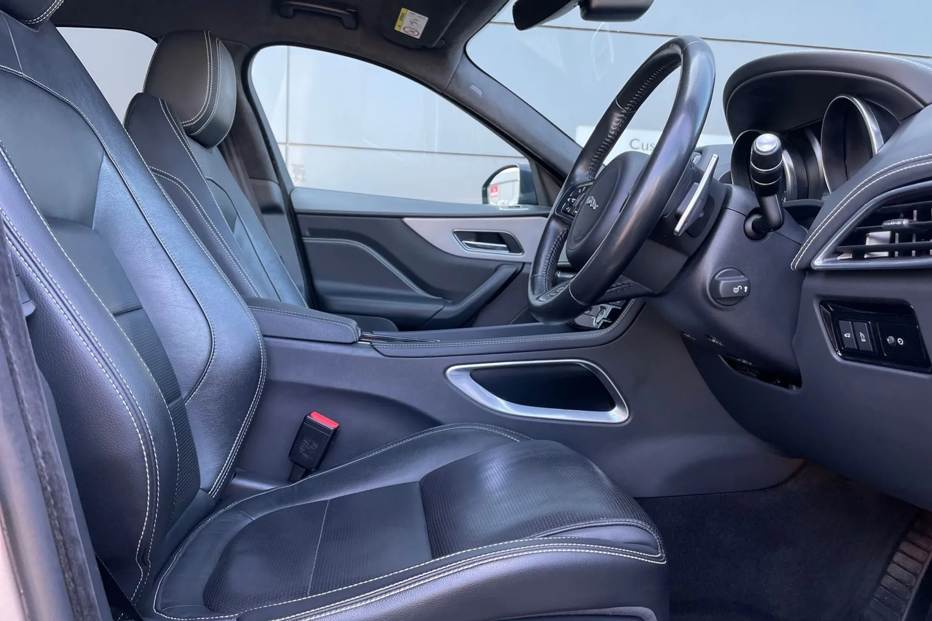 Jaguar F-PACE thumbnail image number 18