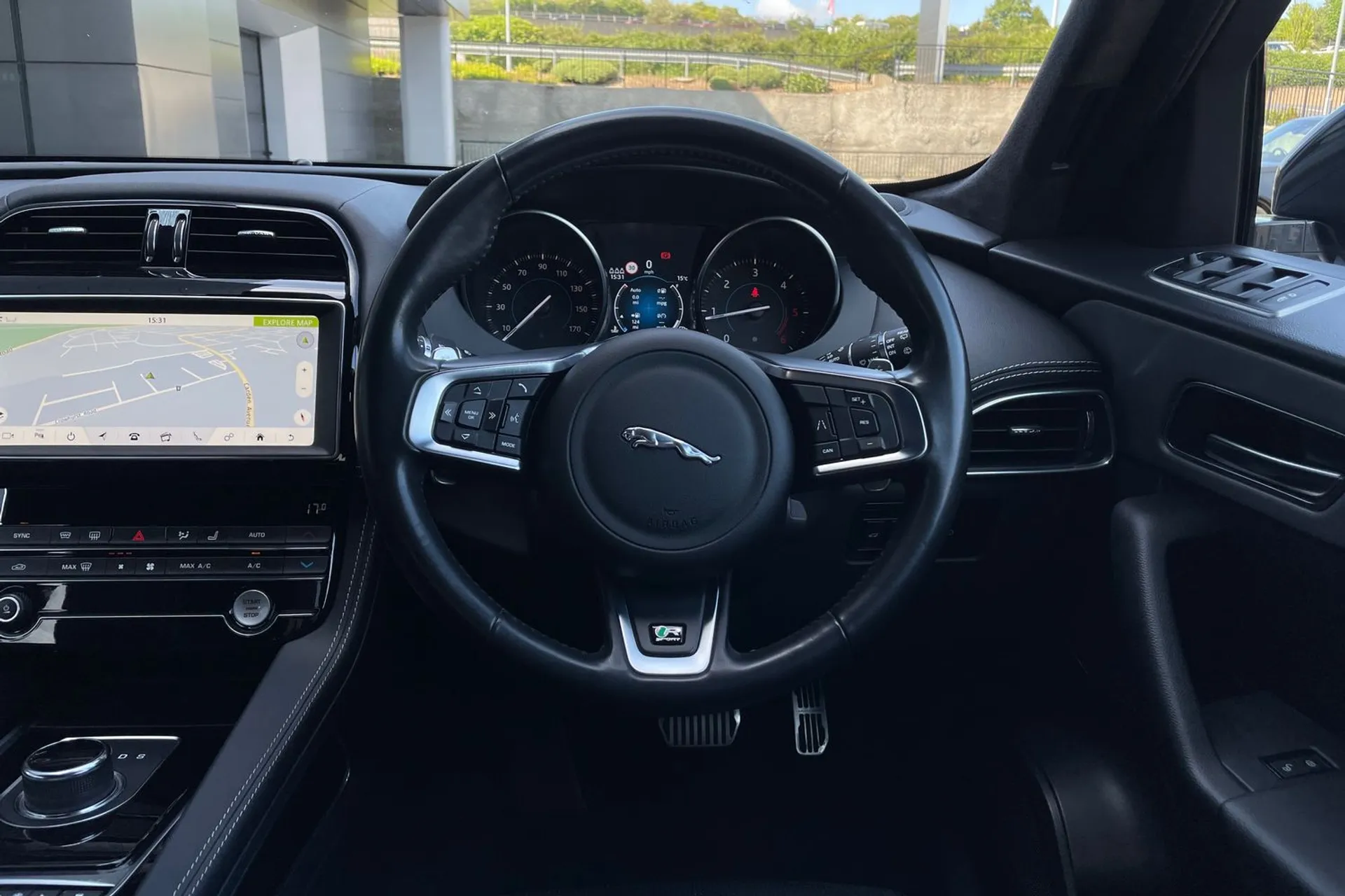 Jaguar F-PACE thumbnail image number 38