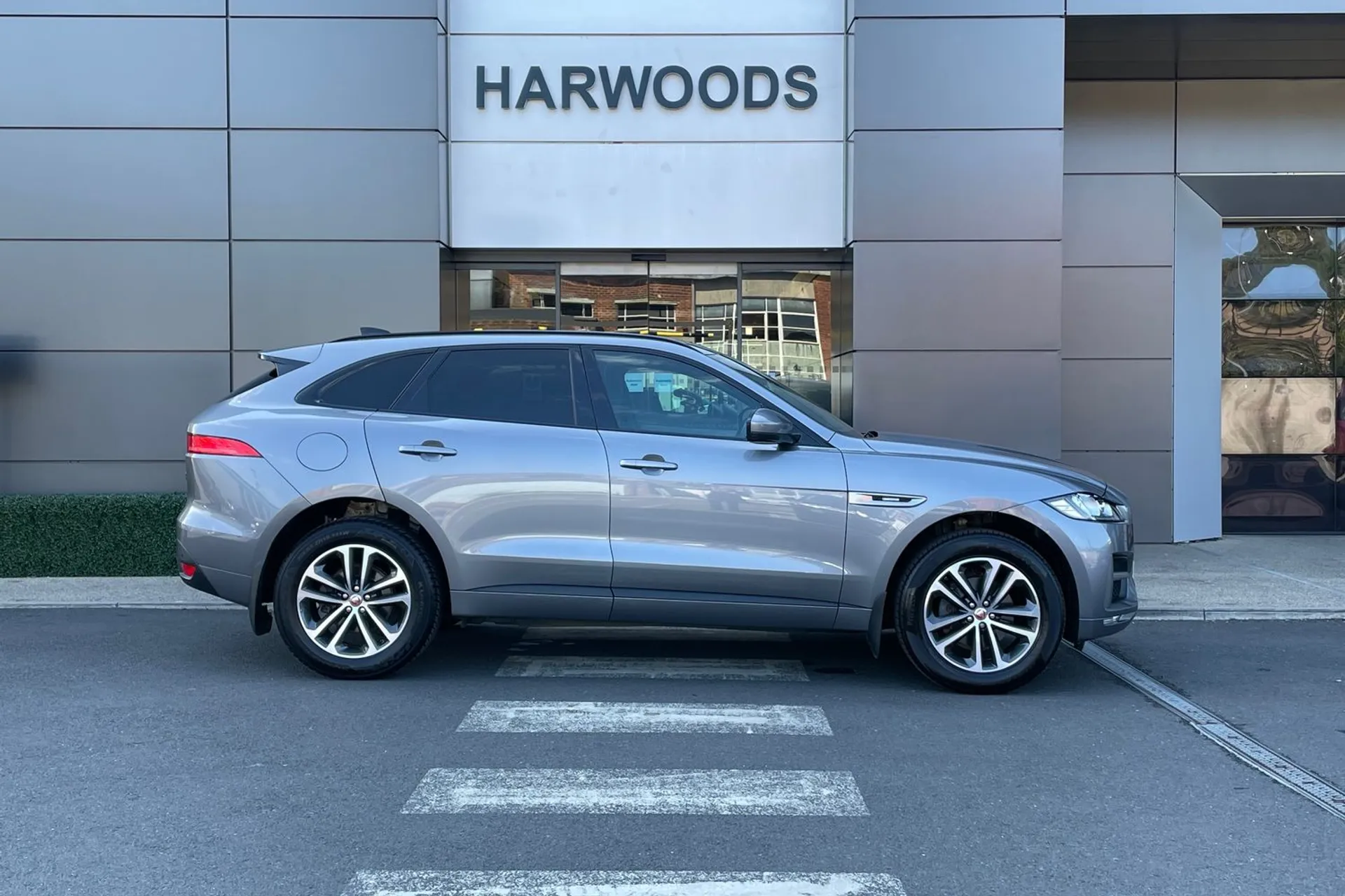 Jaguar F-PACE thumbnail image number 2