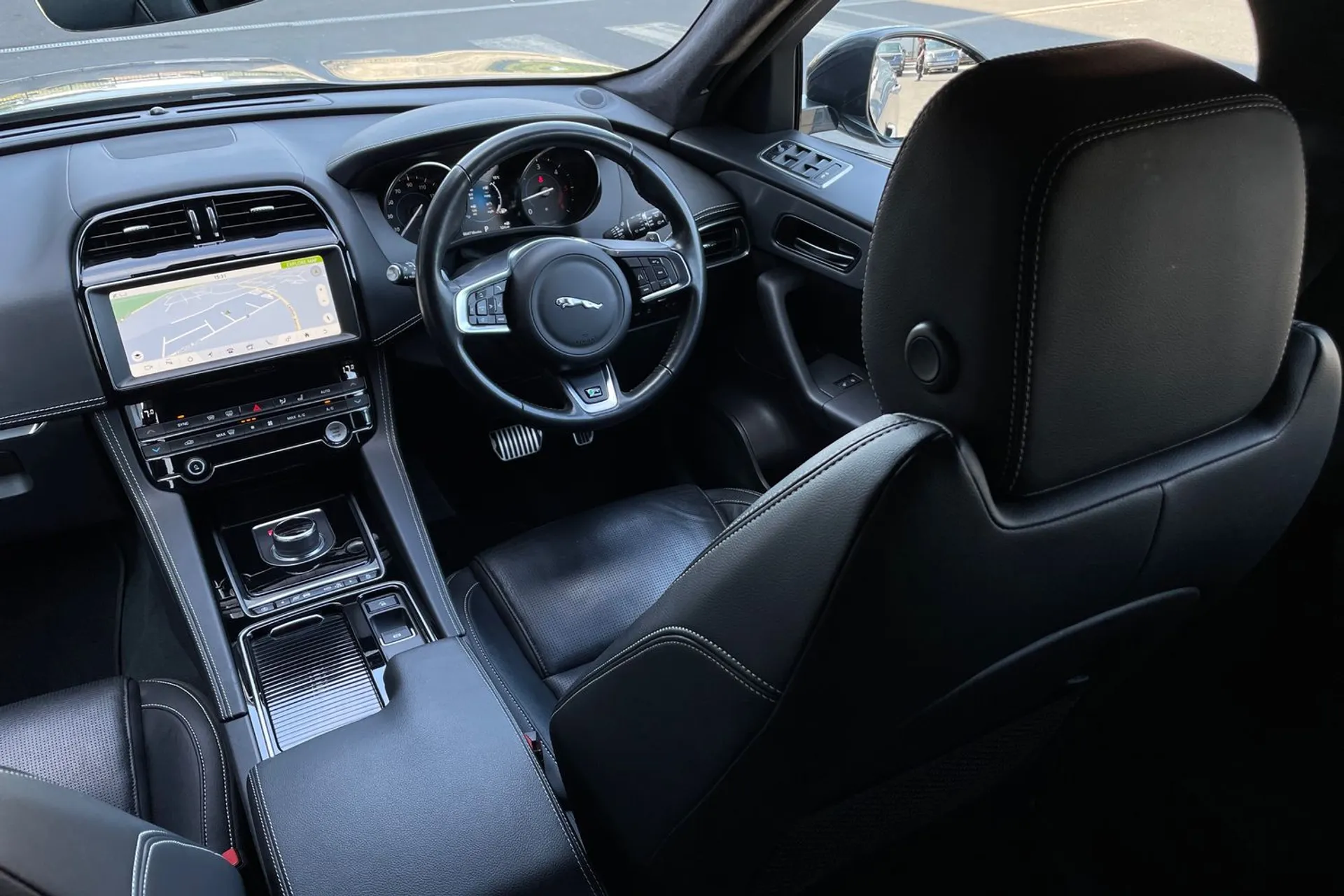 Jaguar F-PACE thumbnail image number 37