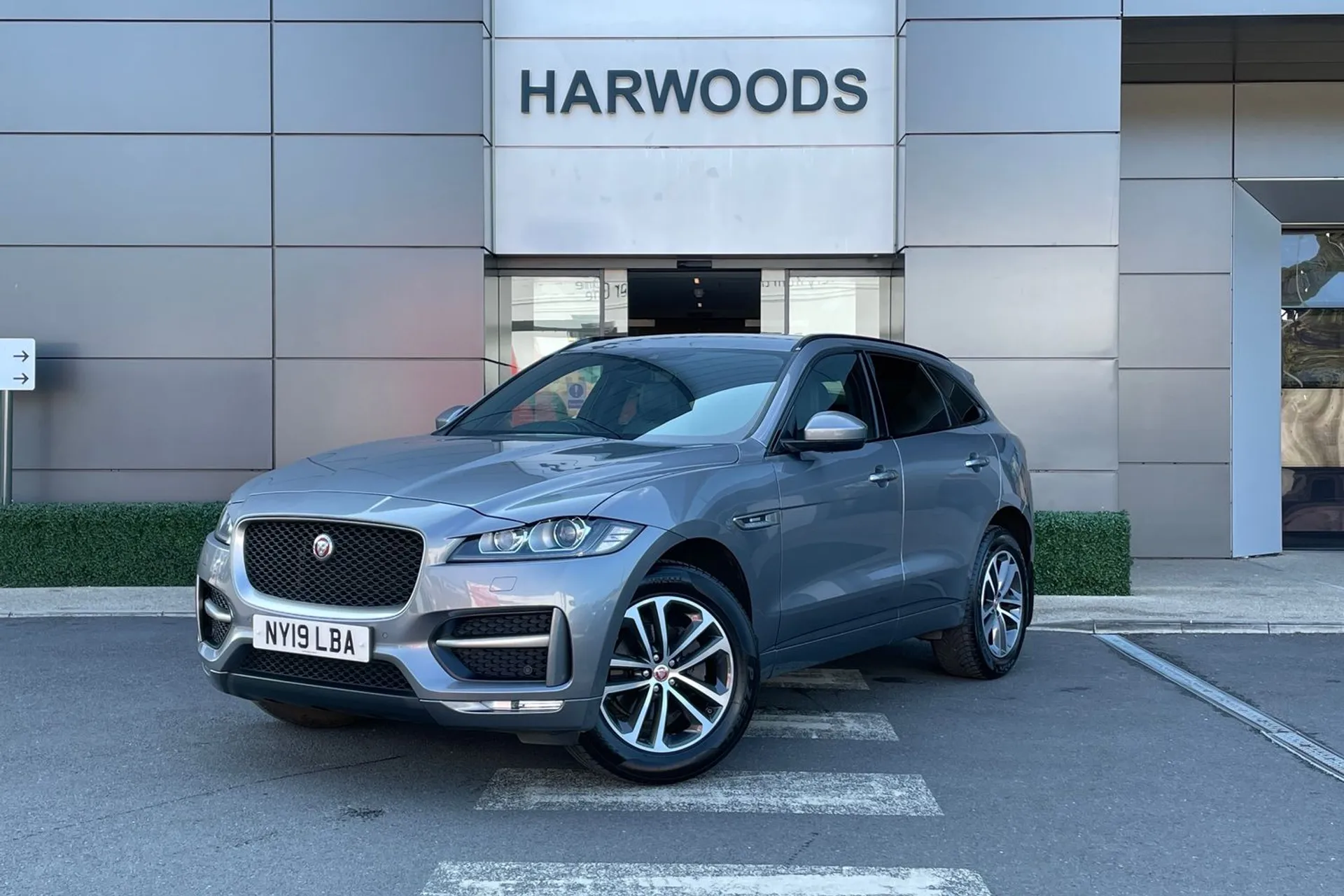 Jaguar F-PACE thumbnail image number 12
