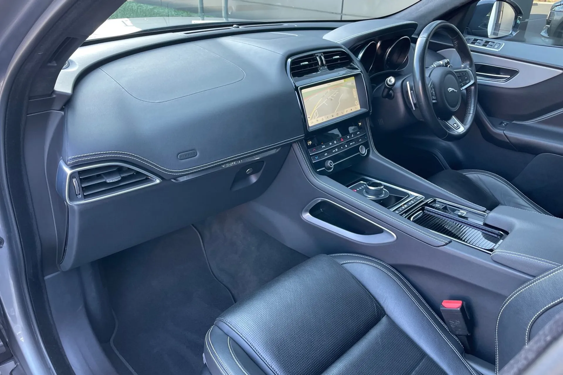 Jaguar F-PACE thumbnail image number 32