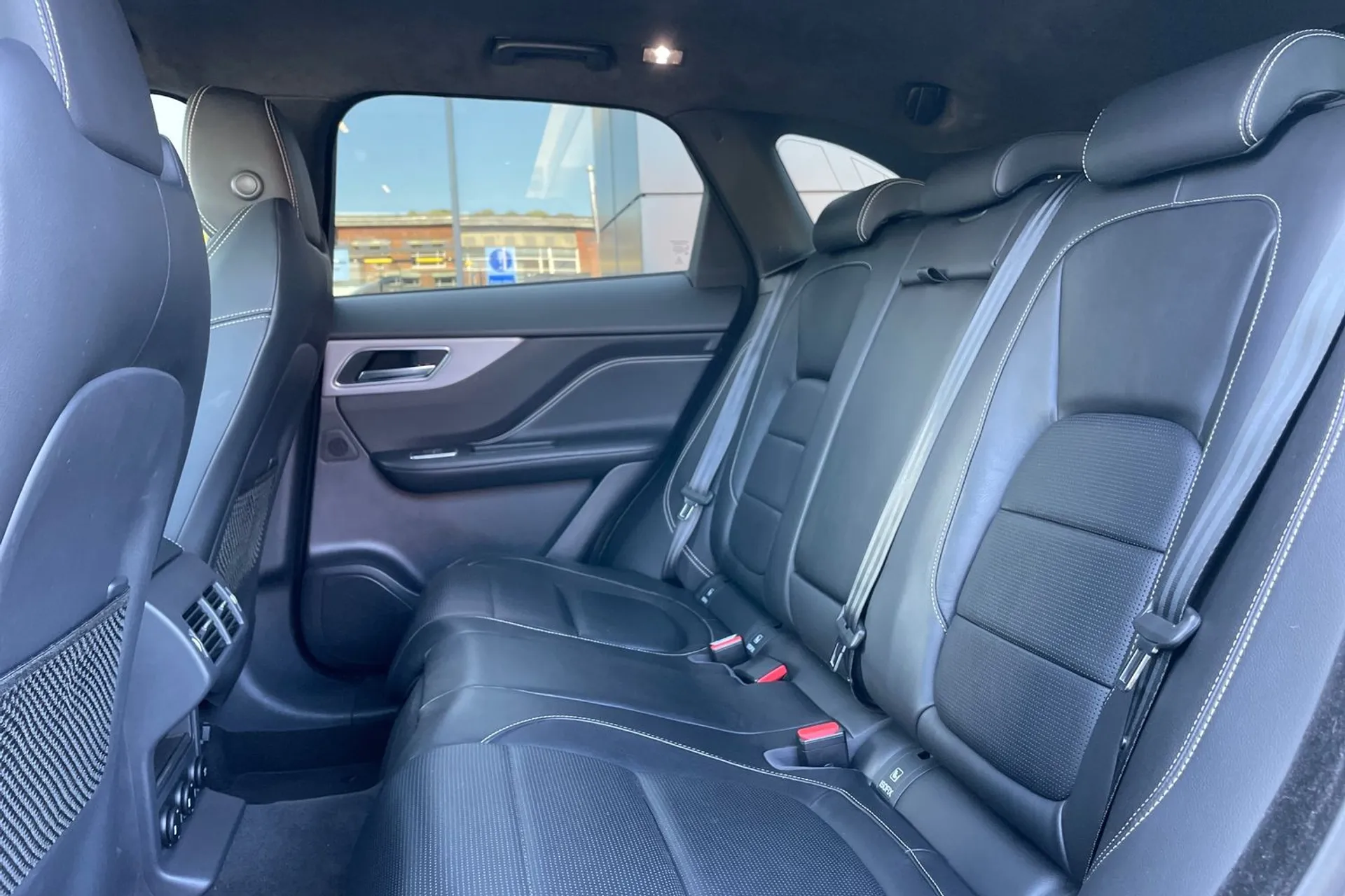 Jaguar F-PACE thumbnail image number 34