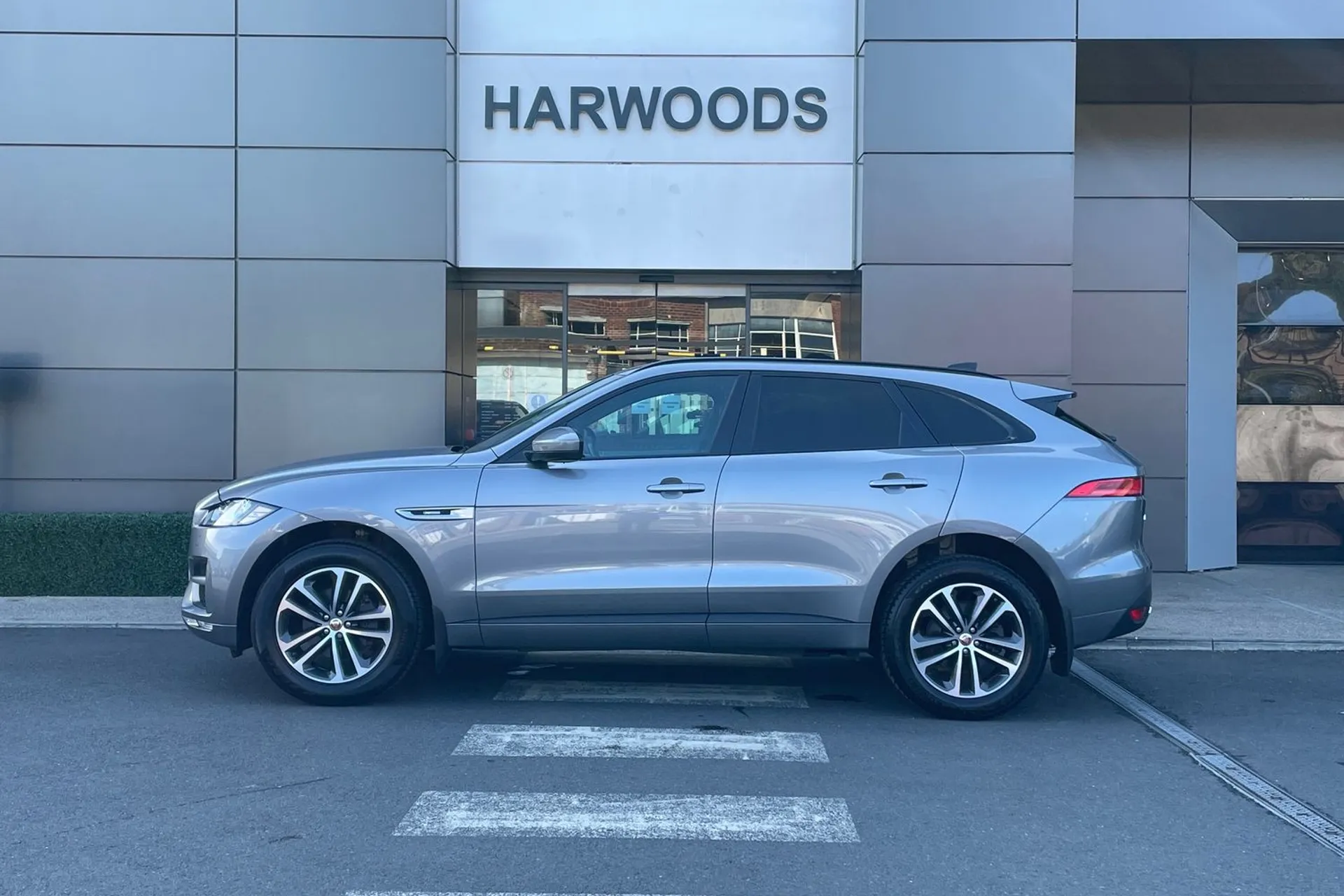 Jaguar F-PACE thumbnail image number 10