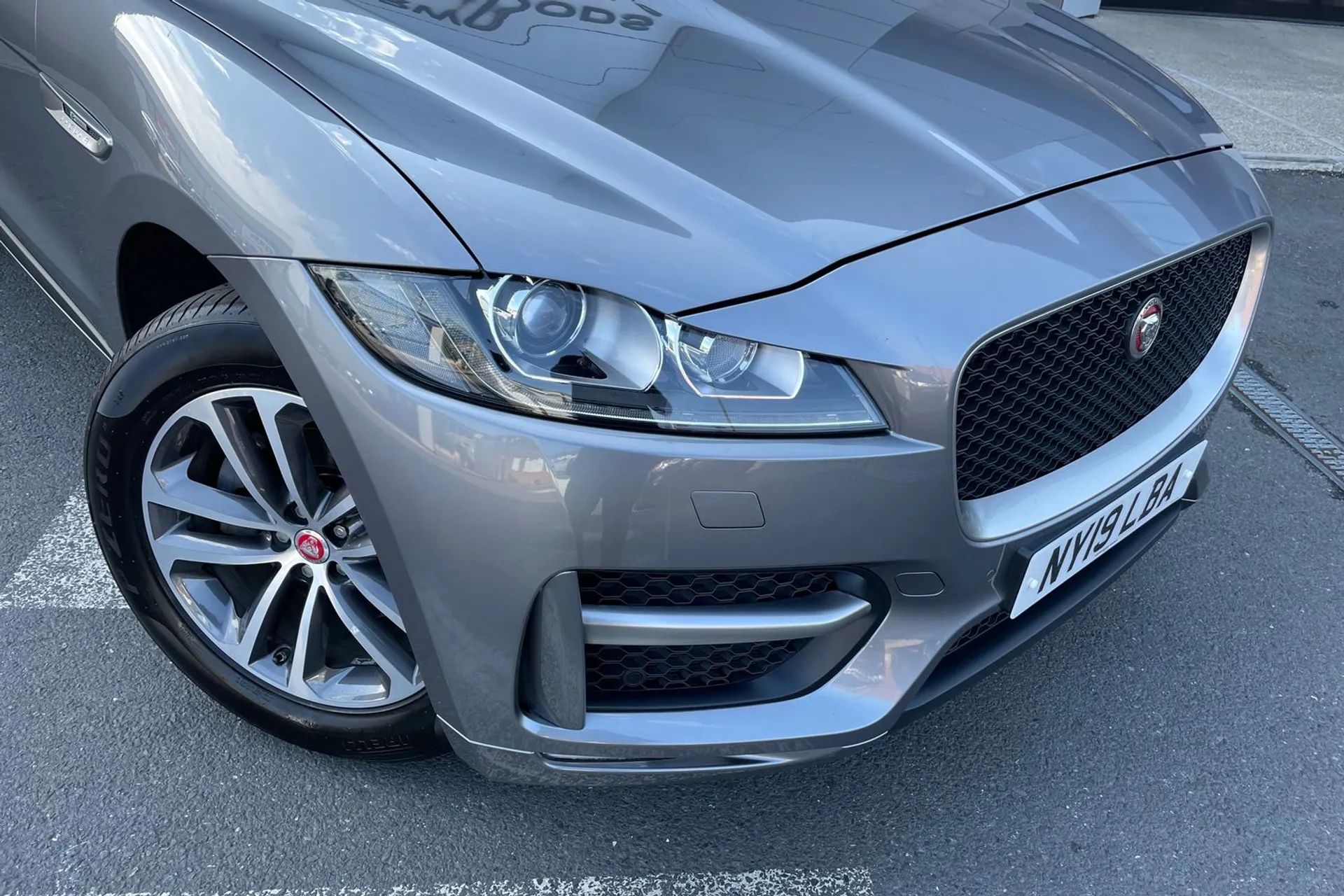 Jaguar F-PACE thumbnail image number 15