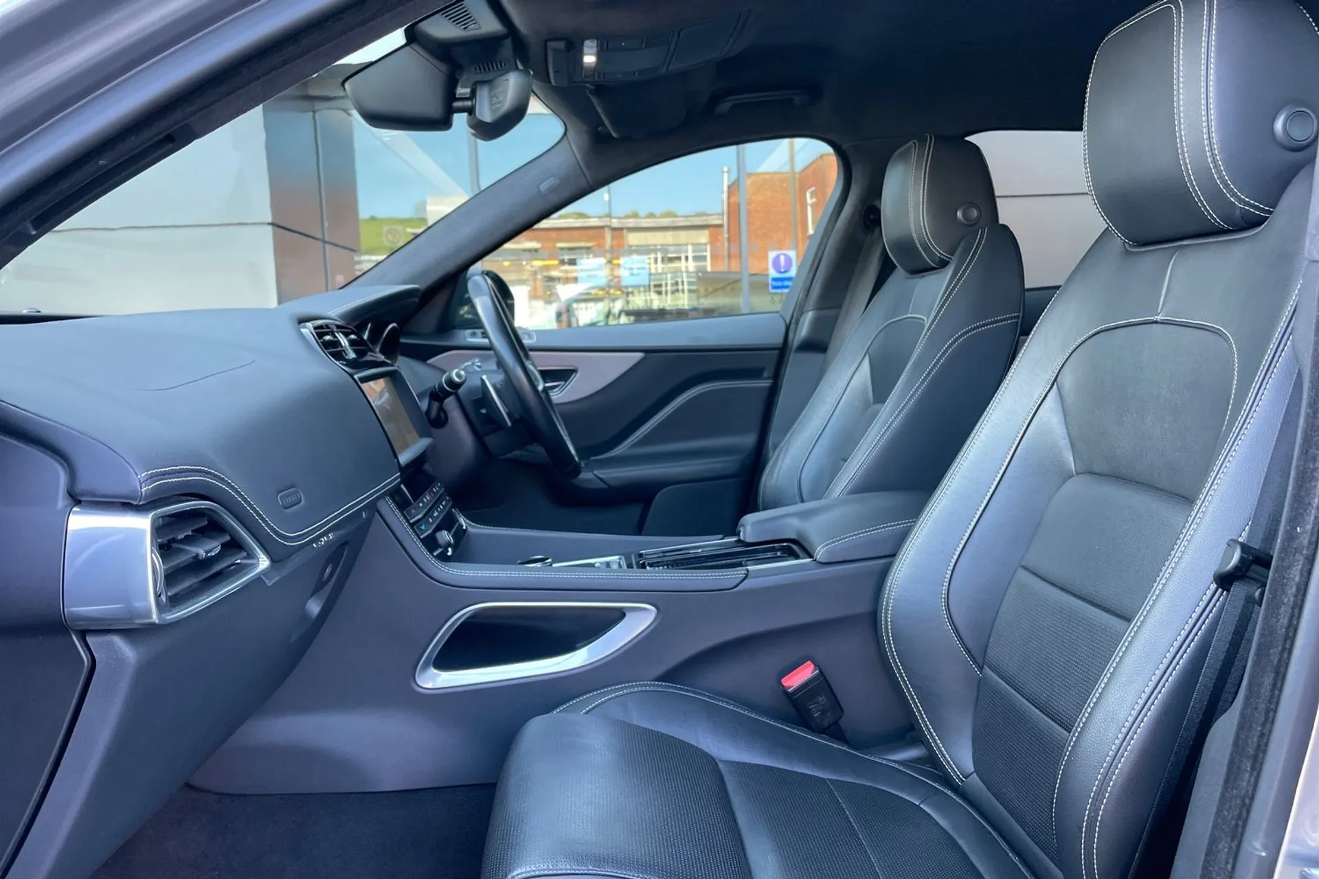 Jaguar F-PACE thumbnail image number 33