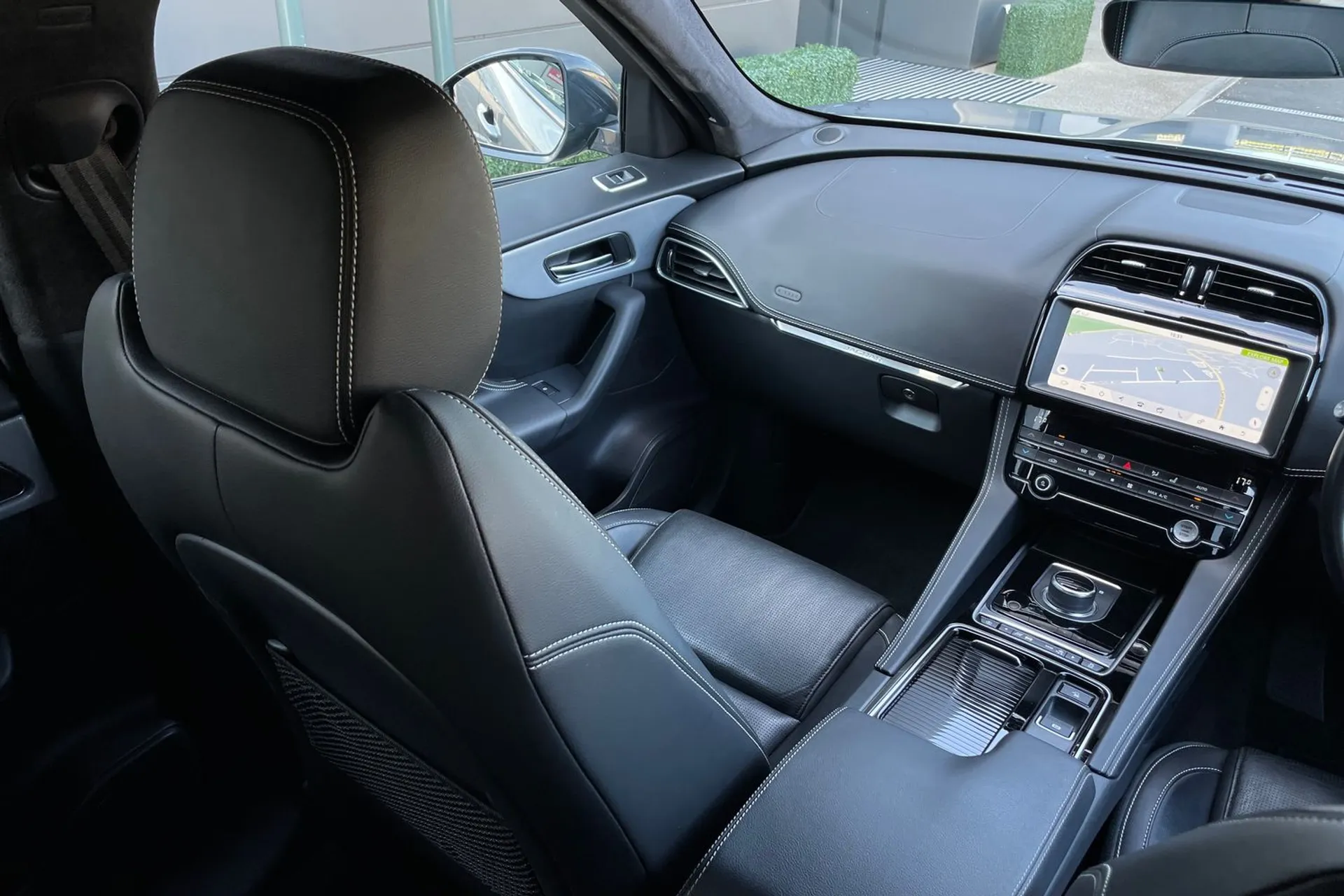 Jaguar F-PACE thumbnail image number 36