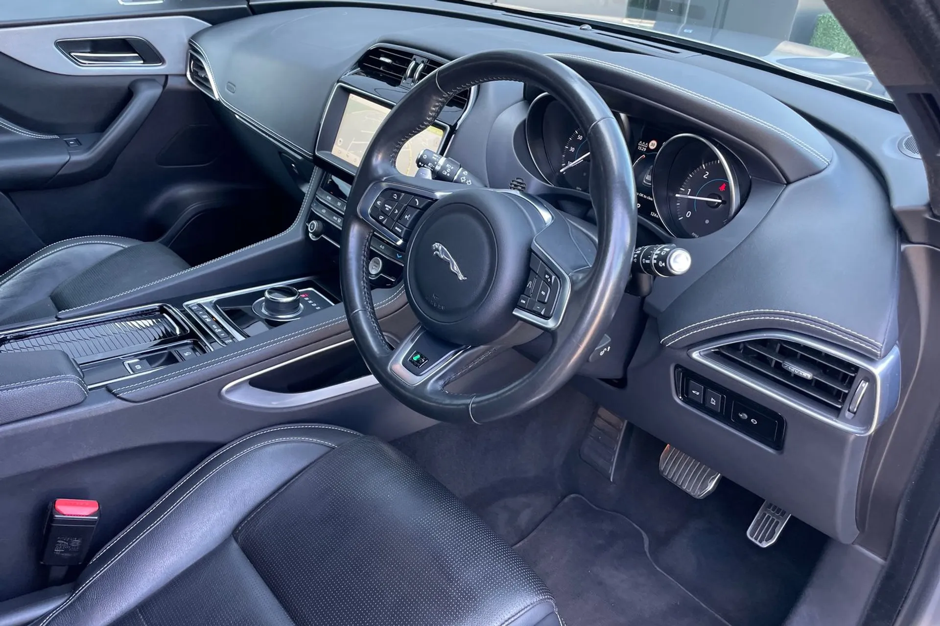 Jaguar F-PACE thumbnail image number 17