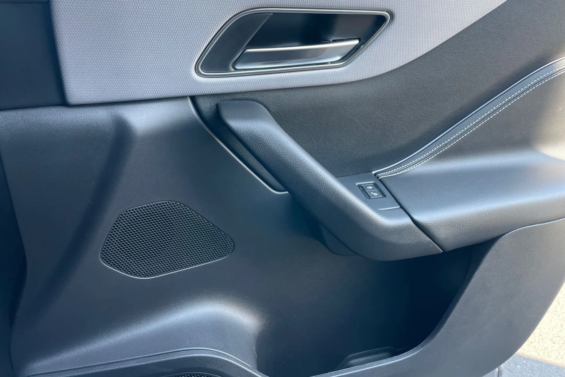 Jaguar F-PACE thumbnail image number 46
