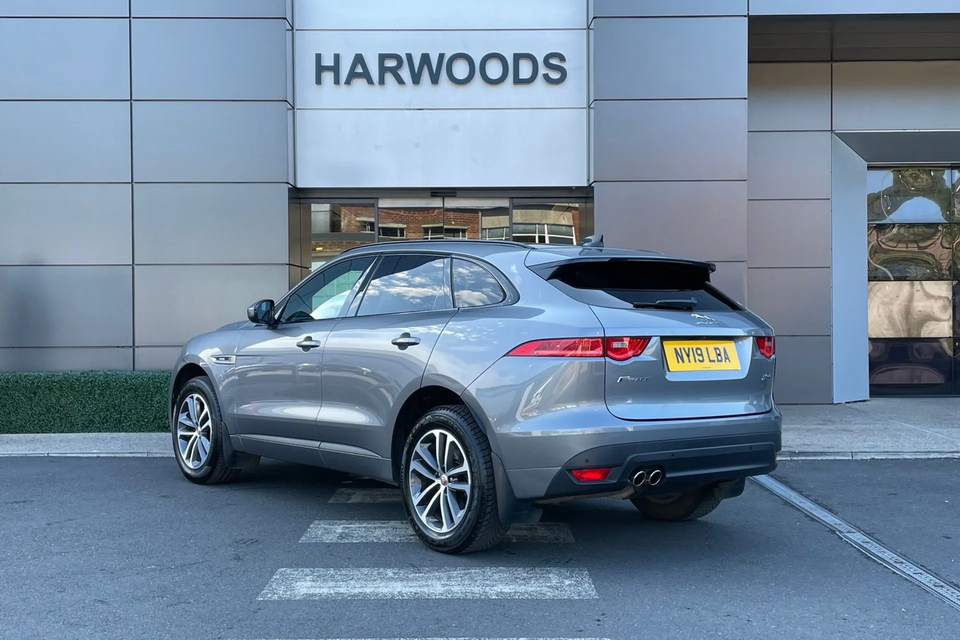 Jaguar F-PACE thumbnail image number 9
